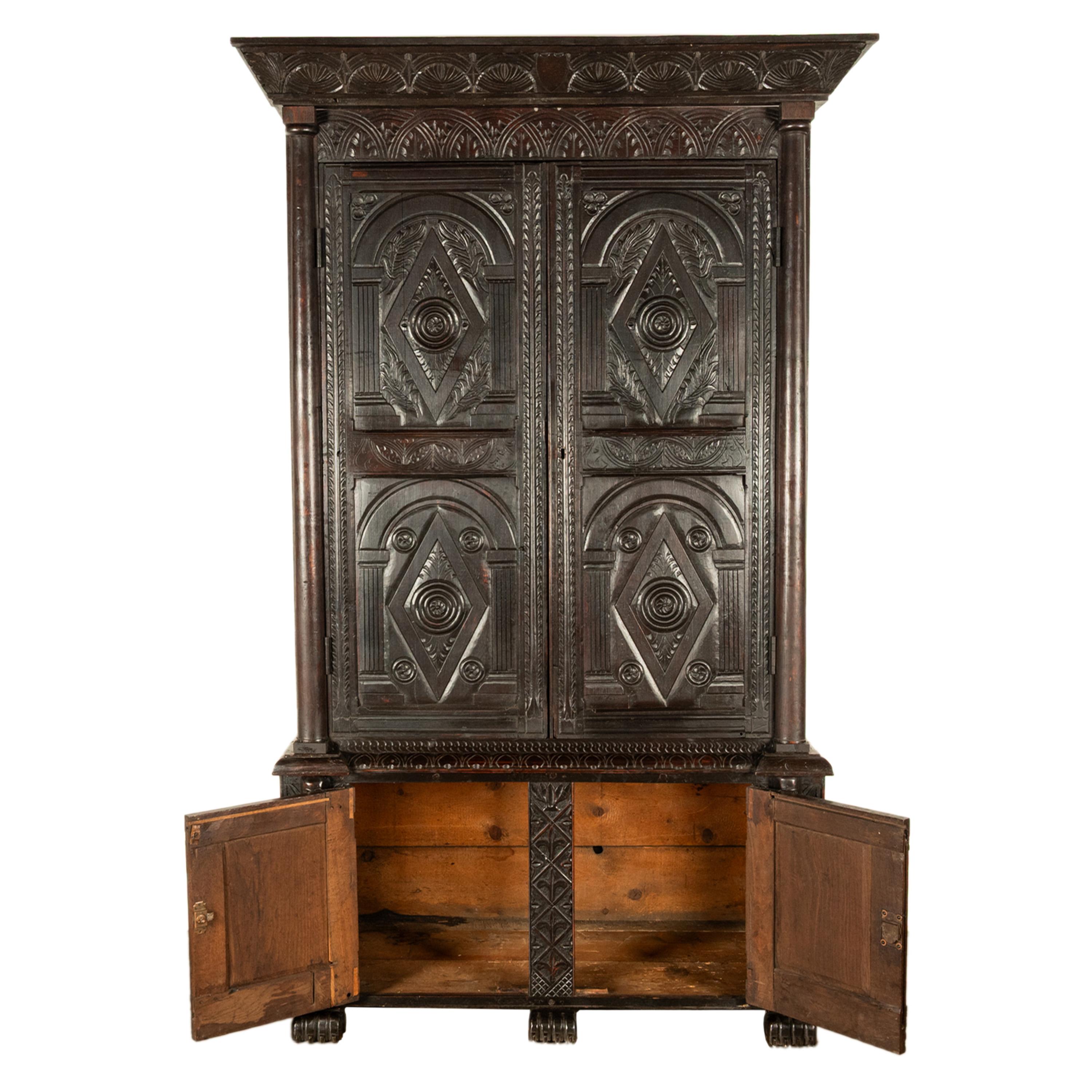 Antiguo armario isabelino tallado en madera de roble Armario de ama de llaves 1860 Inglés en venta