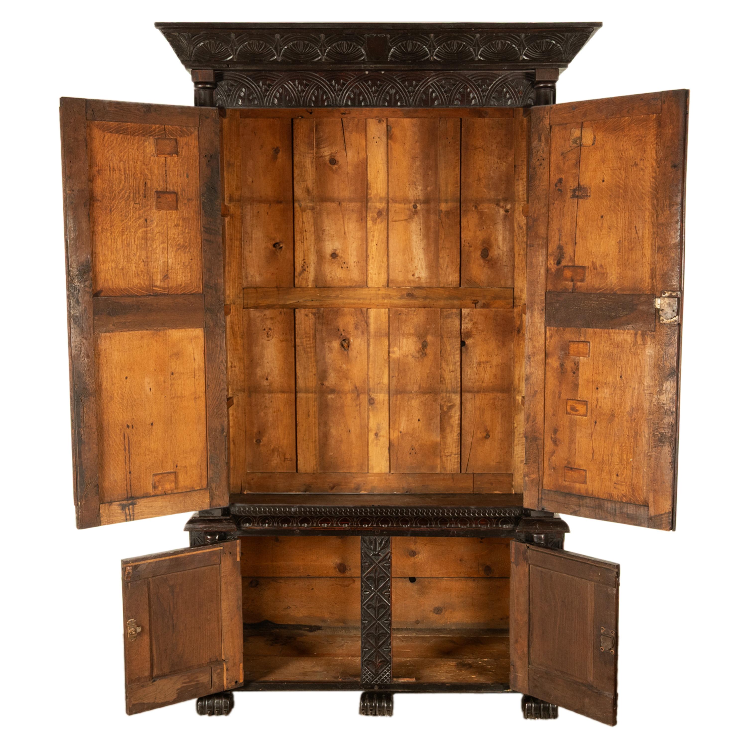 Antiguo armario isabelino tallado en madera de roble Armario de ama de llaves 1860 Tallado en venta