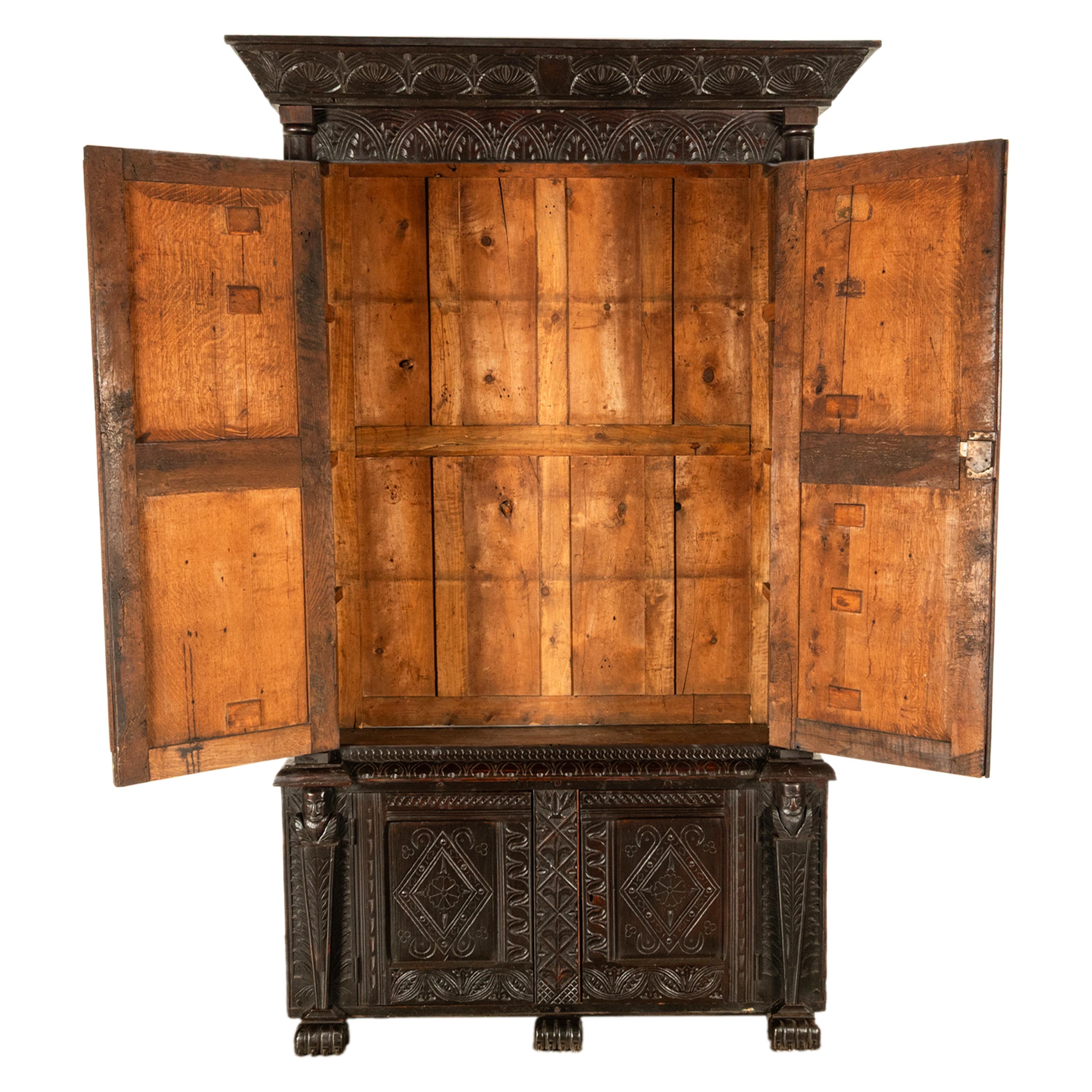 Antiguo armario isabelino tallado en madera de roble Armario de ama de llaves 1860 en Bueno estado para la venta en Portland, OR