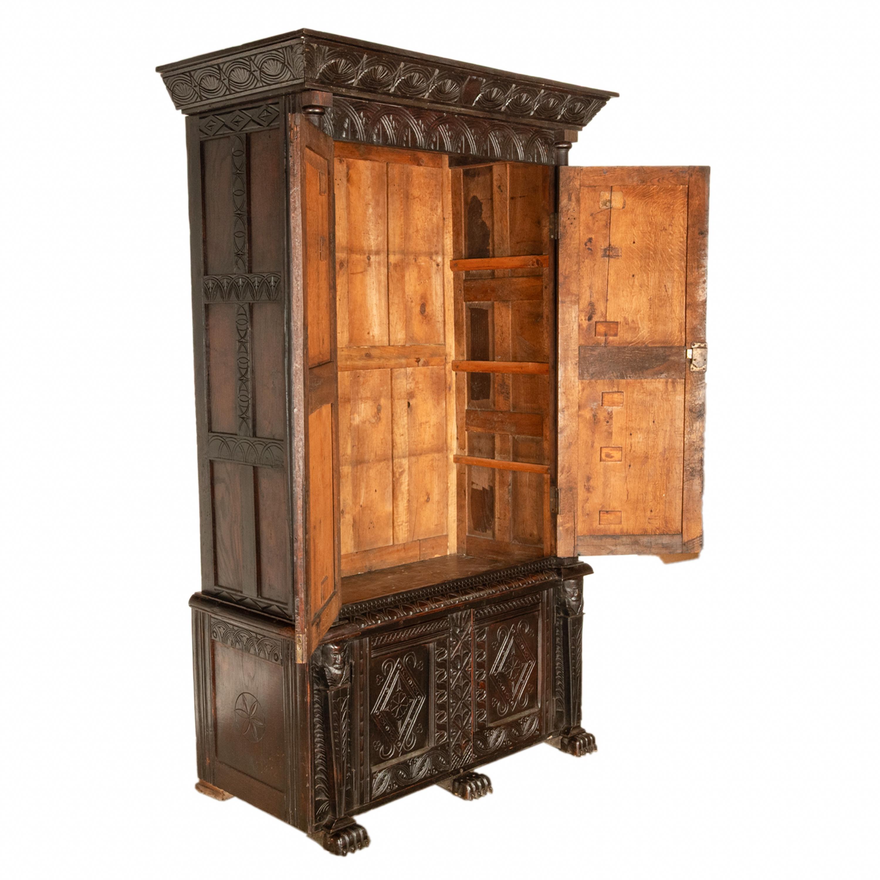 Antiguo armario isabelino tallado en madera de roble Armario de ama de llaves 1860 Mediados del siglo XIX en venta