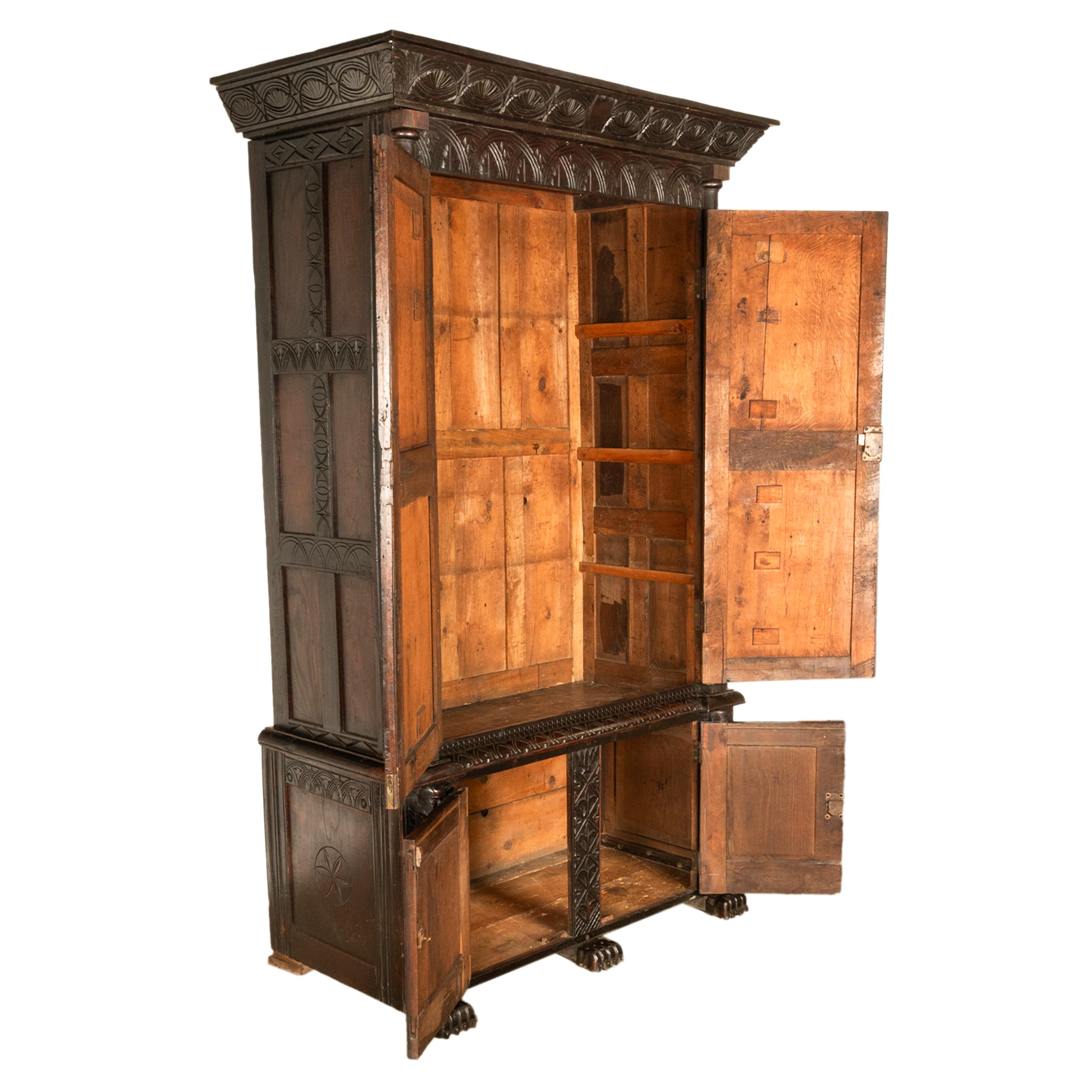Antiguo armario isabelino tallado en madera de roble Armario de ama de llaves 1860 Roble en venta