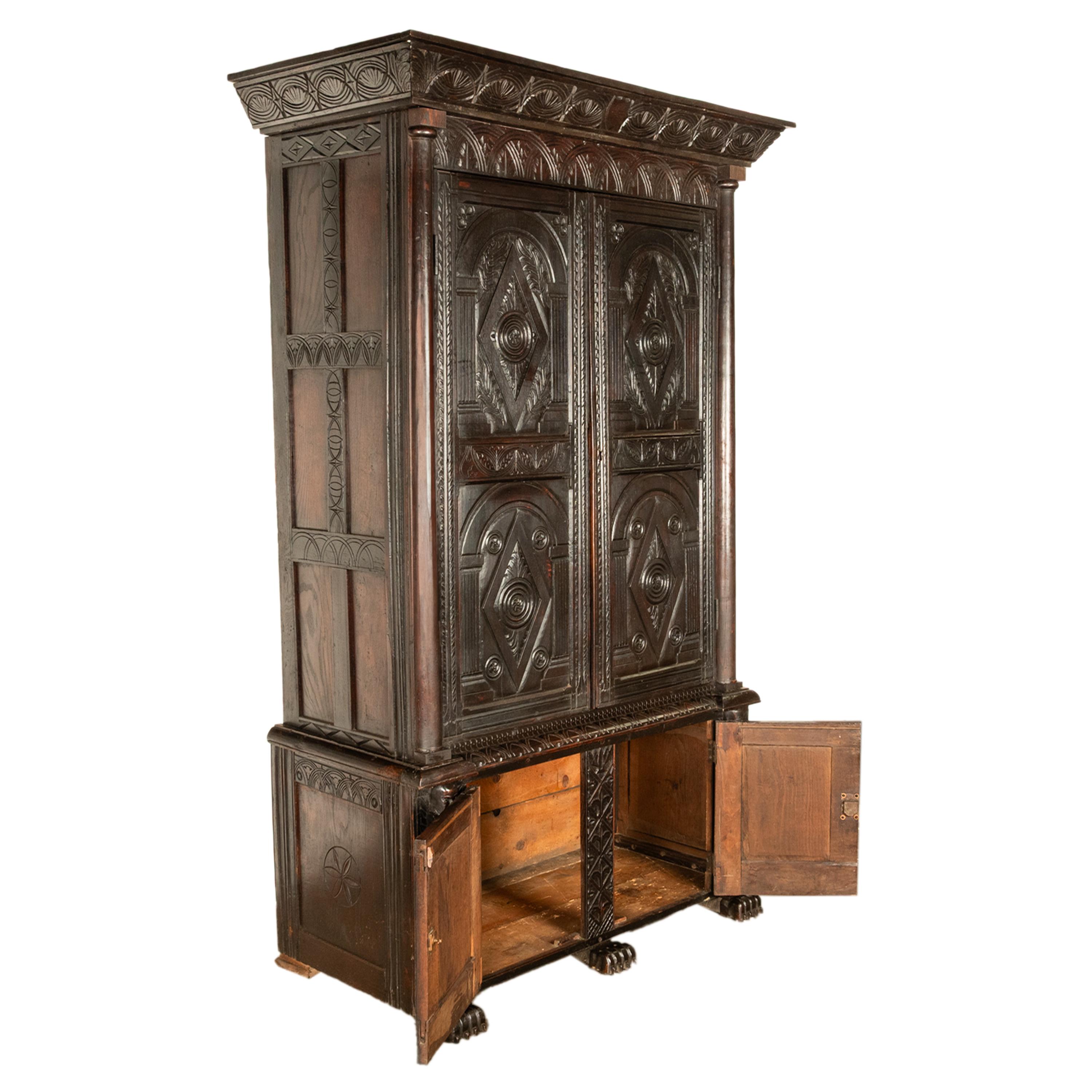 Antiguo armario isabelino tallado en madera de roble Armario de ama de llaves 1860 en venta 1