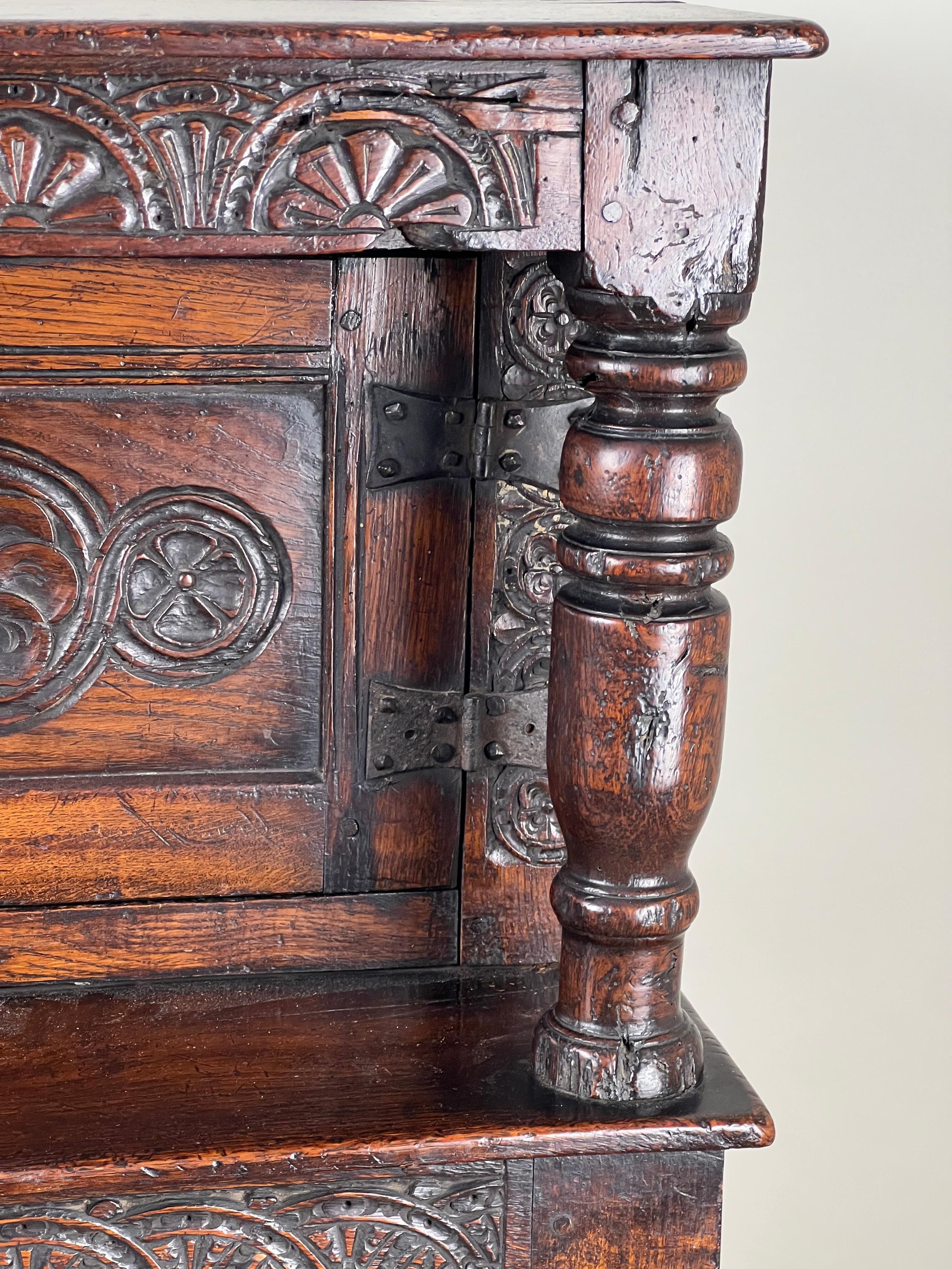 Ancienne armoire de cour en chêne Tudor élisabéthain c. Fin du 16e siècle en vente 3
