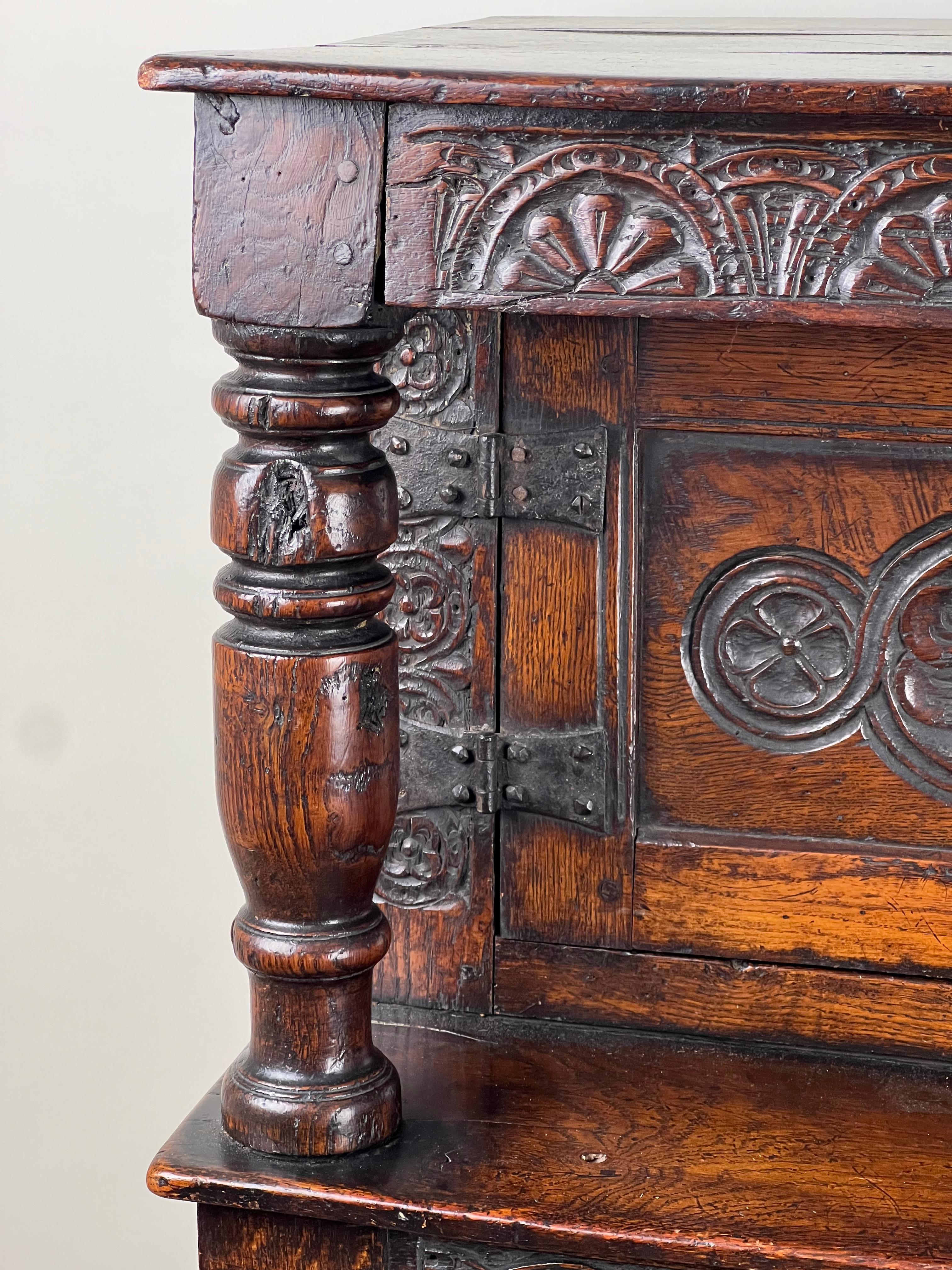 Ancienne armoire de cour en chêne Tudor élisabéthain c. Fin du 16e siècle en vente 4