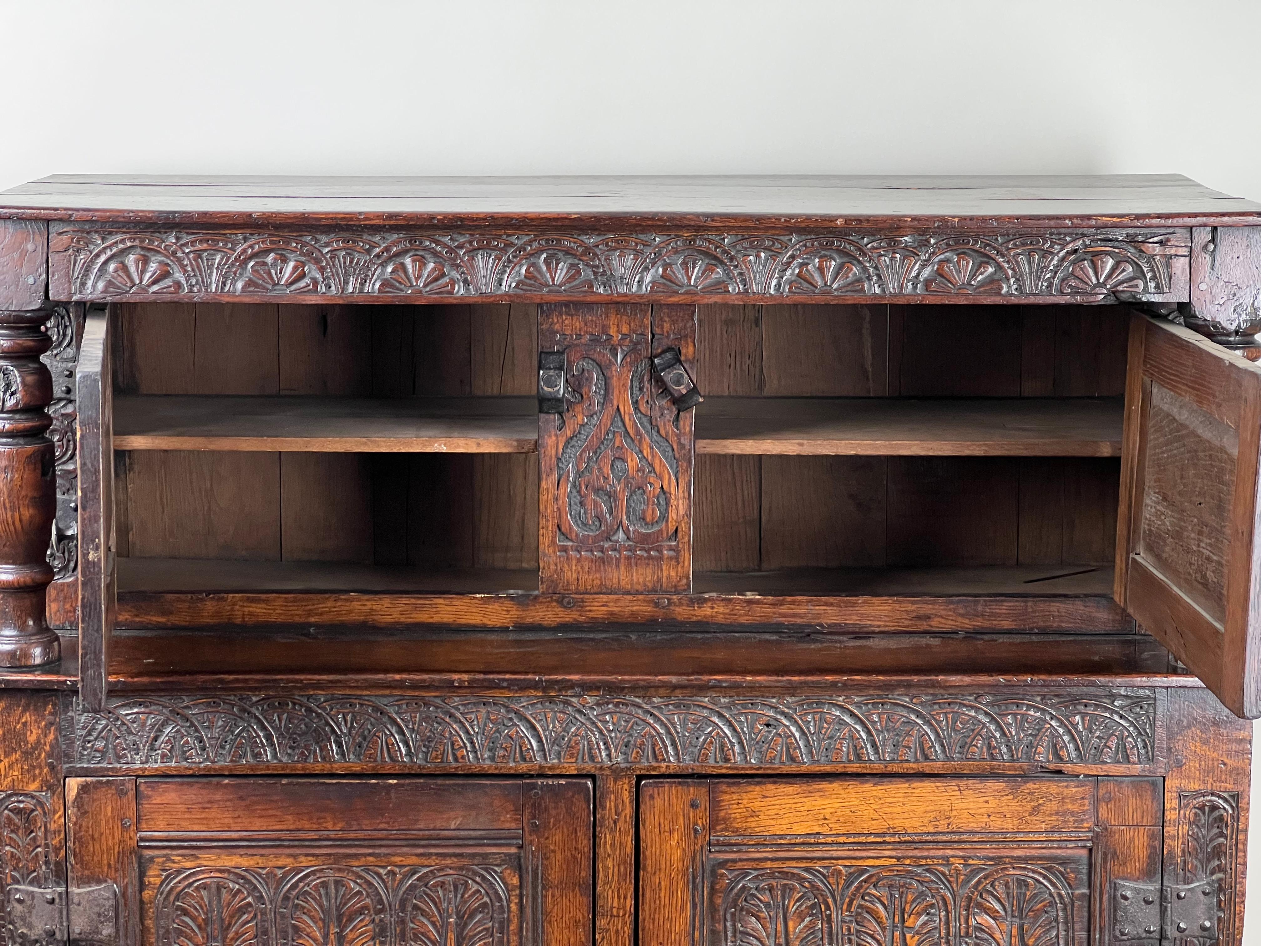 Ancienne armoire de cour en chêne Tudor élisabéthain c. Fin du 16e siècle en vente 5