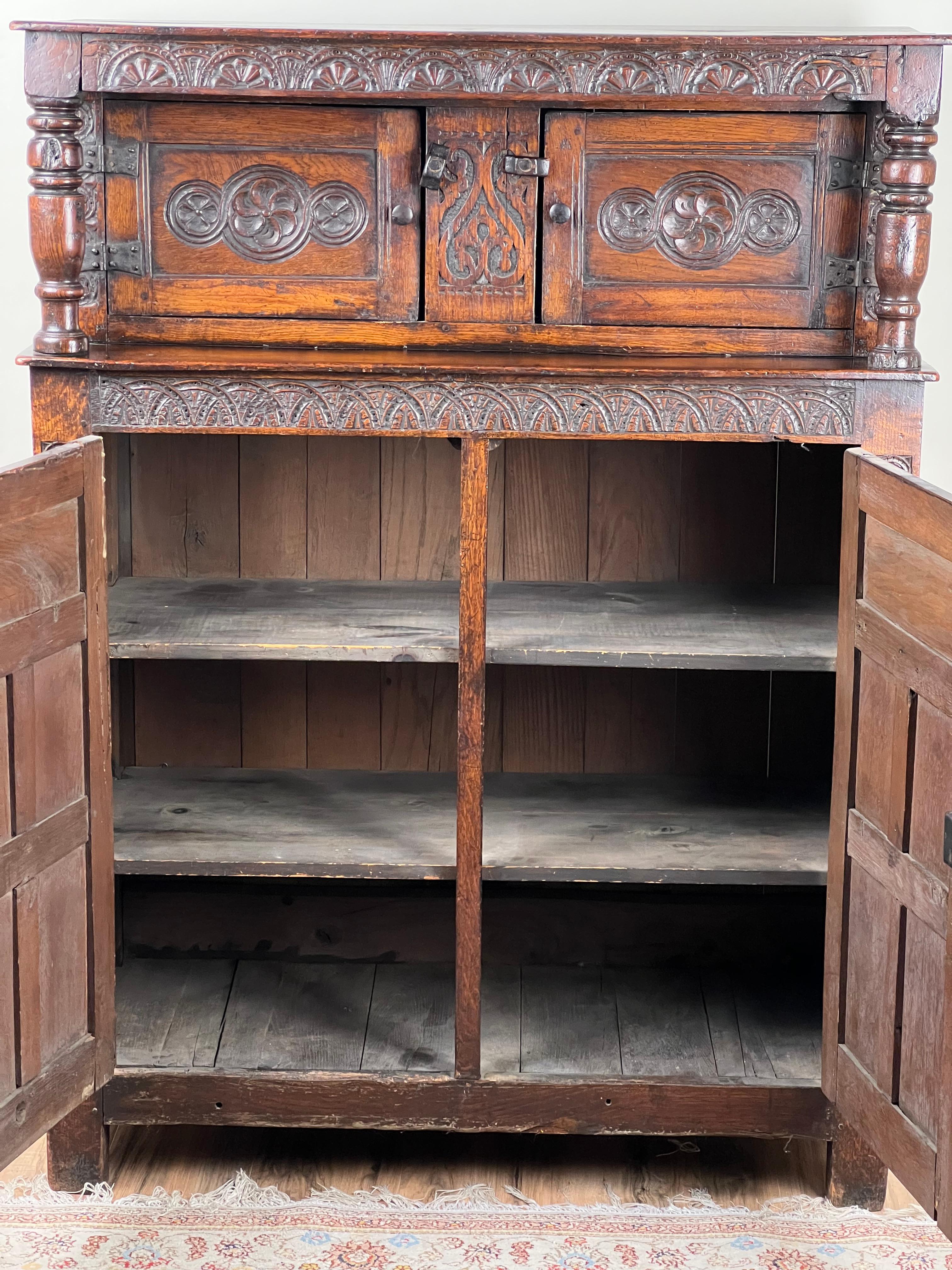 Ancienne armoire de cour en chêne Tudor élisabéthain c. Fin du 16e siècle en vente 6