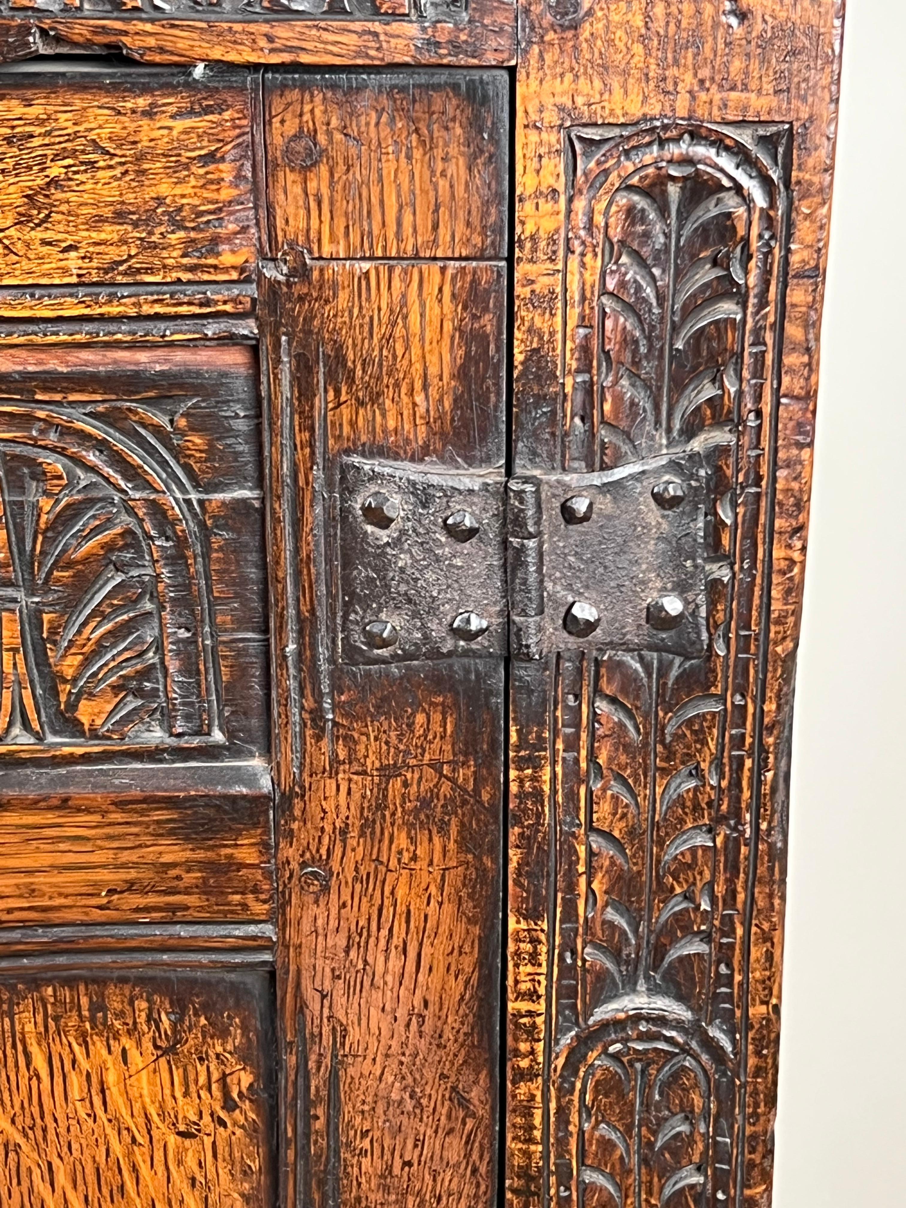 Ancienne armoire de cour en chêne Tudor élisabéthain c. Fin du 16e siècle en vente 8