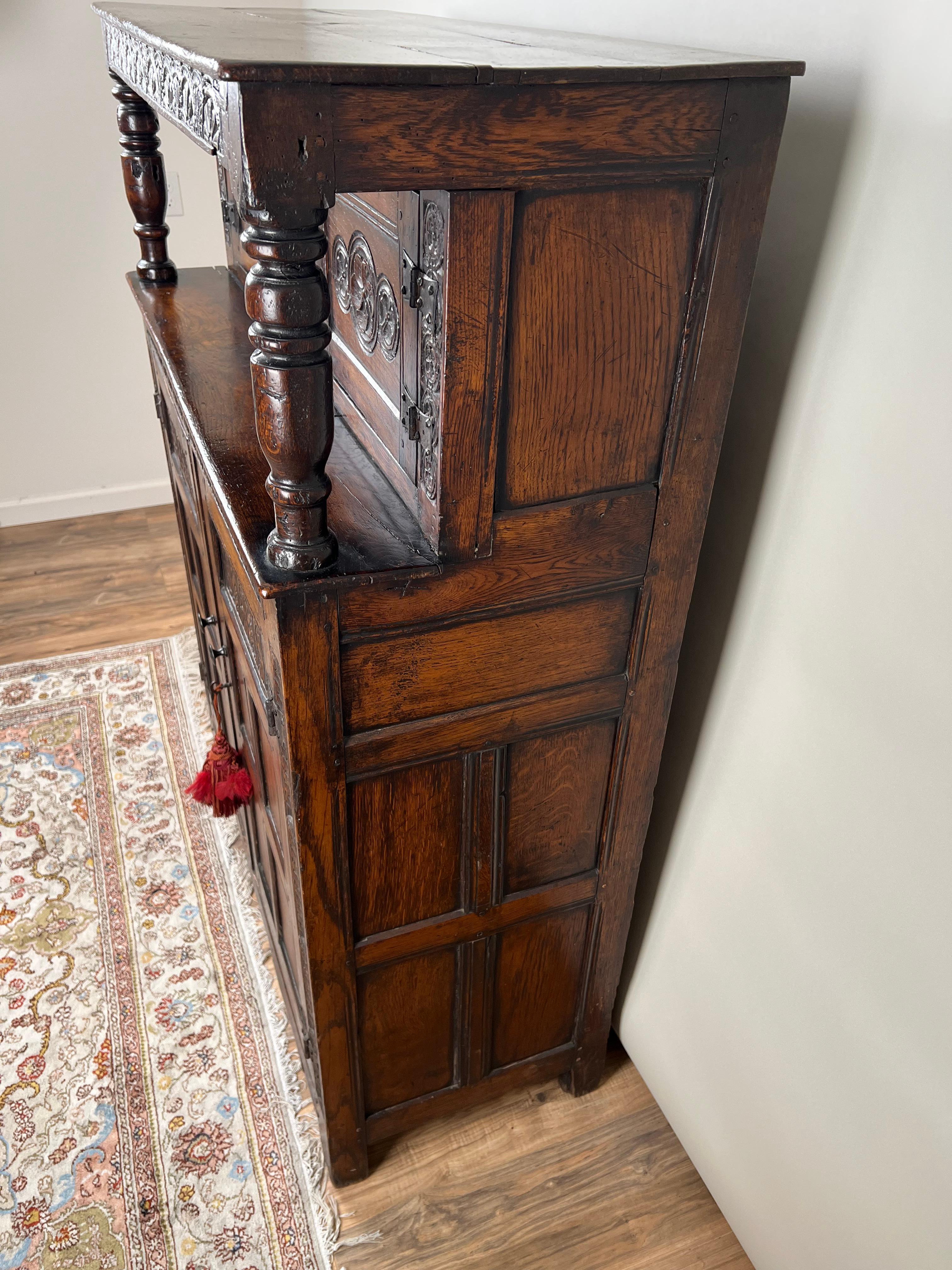 Ancienne armoire de cour en chêne Tudor élisabéthain c. Fin du 16e siècle en vente 9