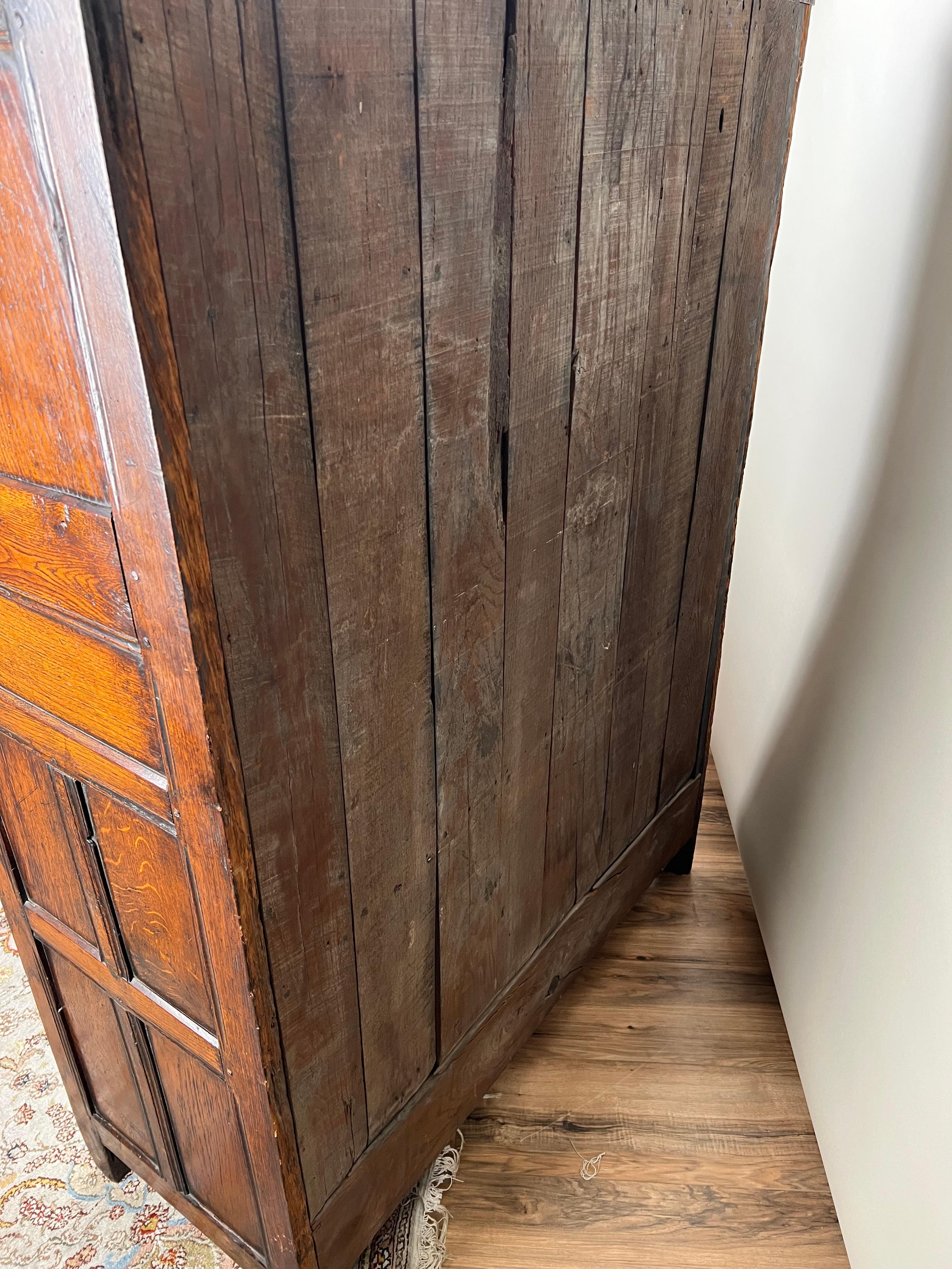 Ancienne armoire de cour en chêne Tudor élisabéthain c. Fin du 16e siècle en vente 10