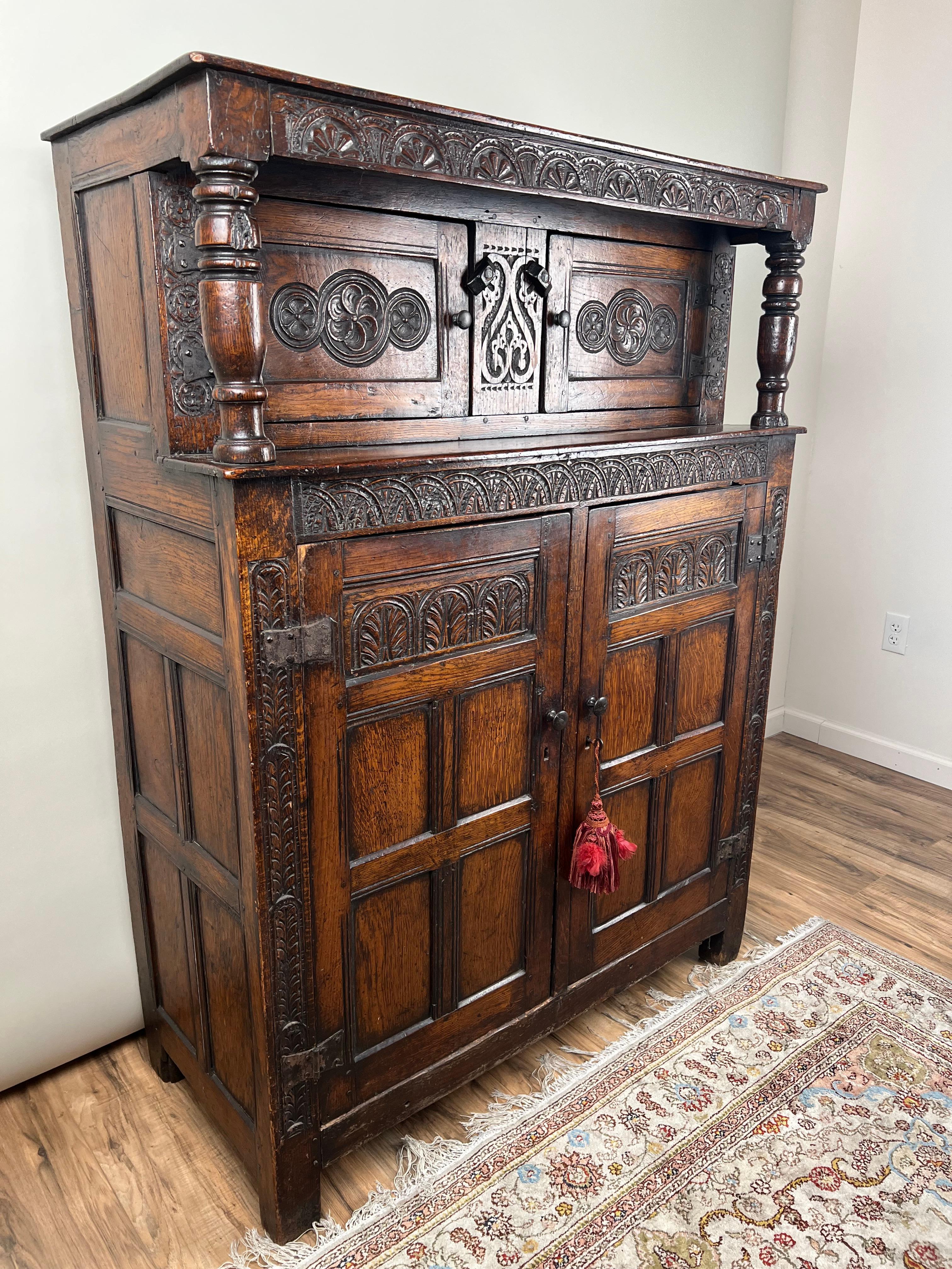 Anglais Ancienne armoire de cour en chêne Tudor élisabéthain c. Fin du 16e siècle en vente