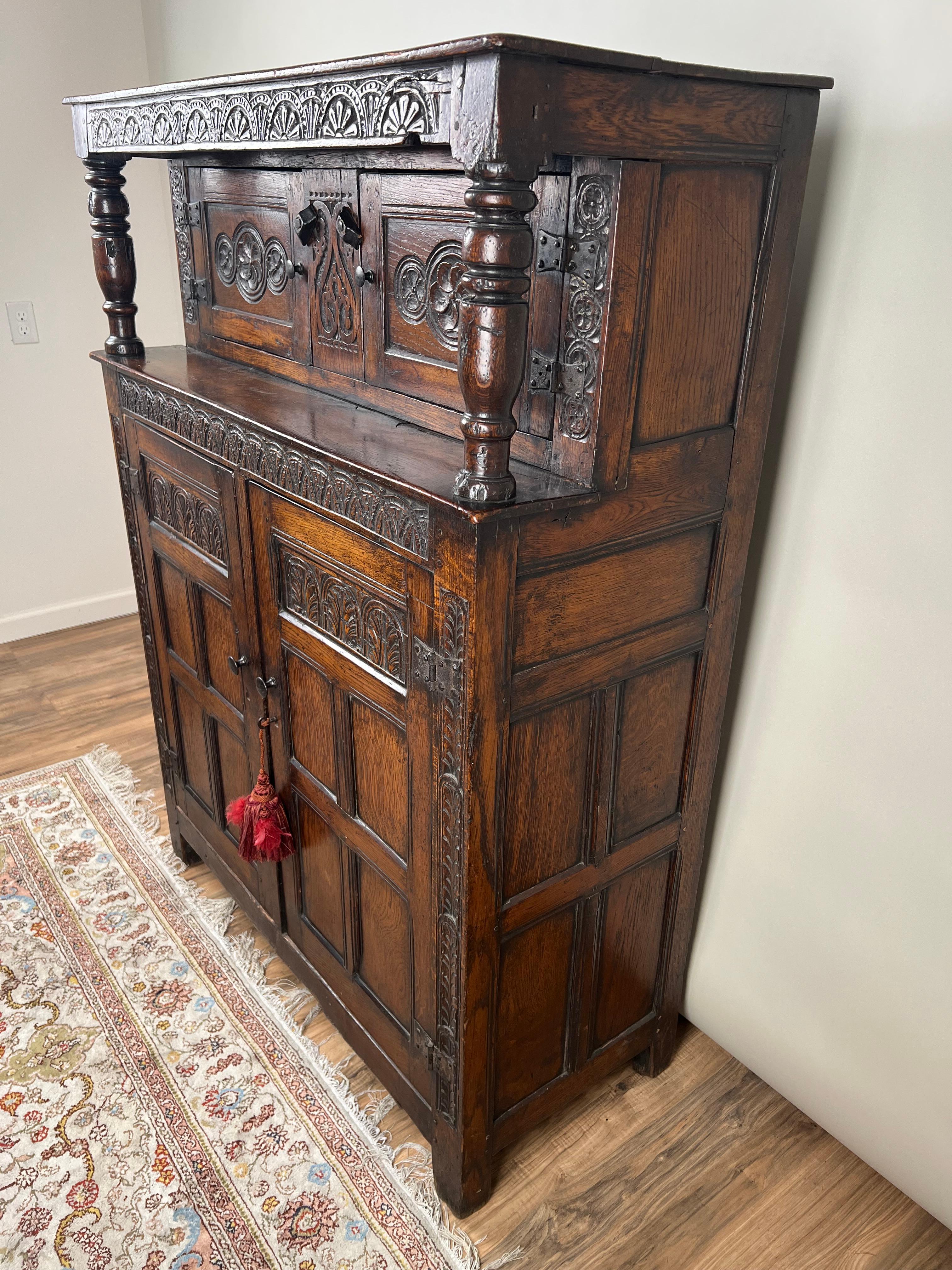 Sculpté à la main Ancienne armoire de cour en chêne Tudor élisabéthain c. Fin du 16e siècle en vente