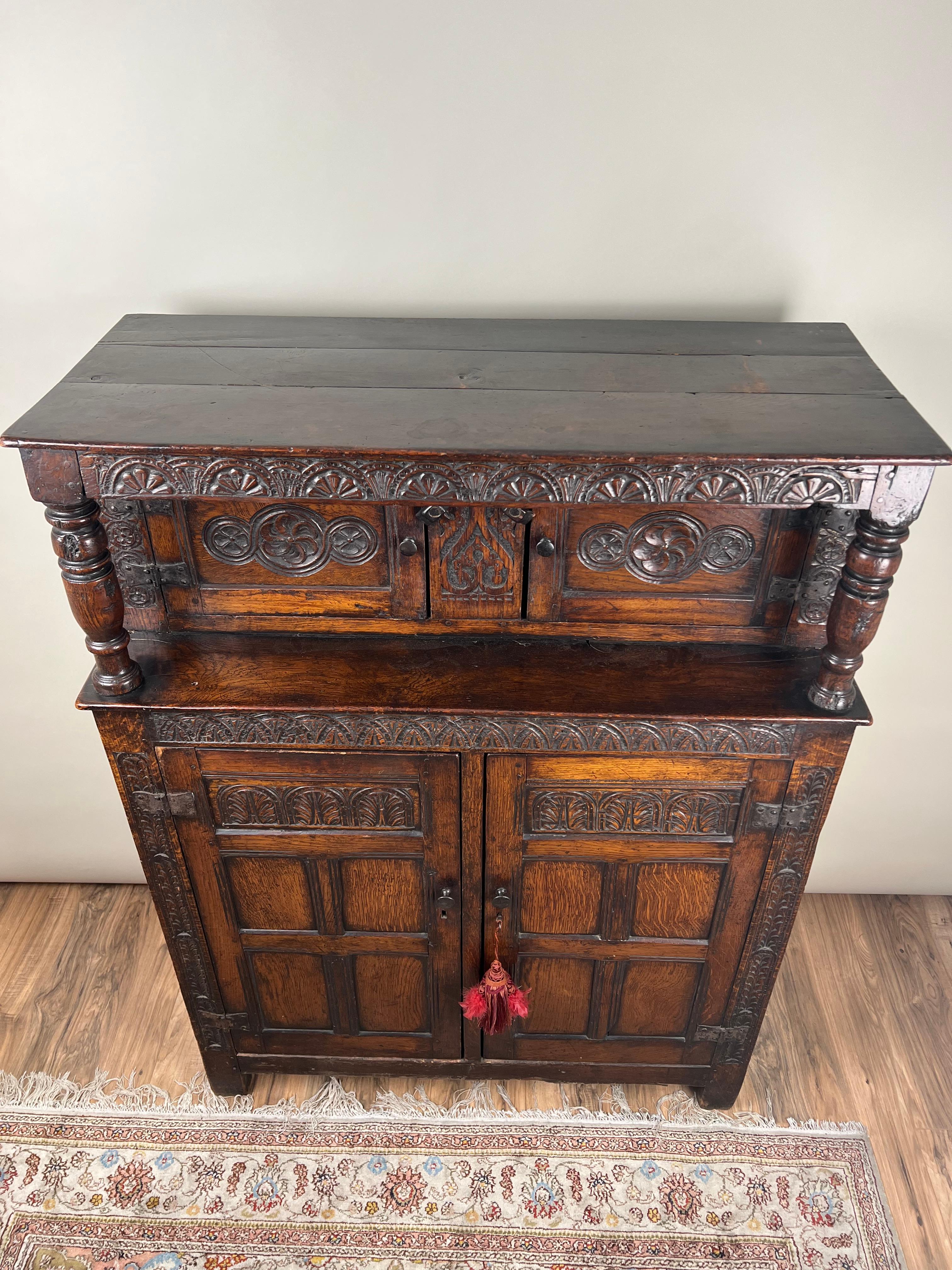 Ancienne armoire de cour en chêne Tudor élisabéthain c. Fin du 16e siècle Bon état - En vente à Westfield, MA