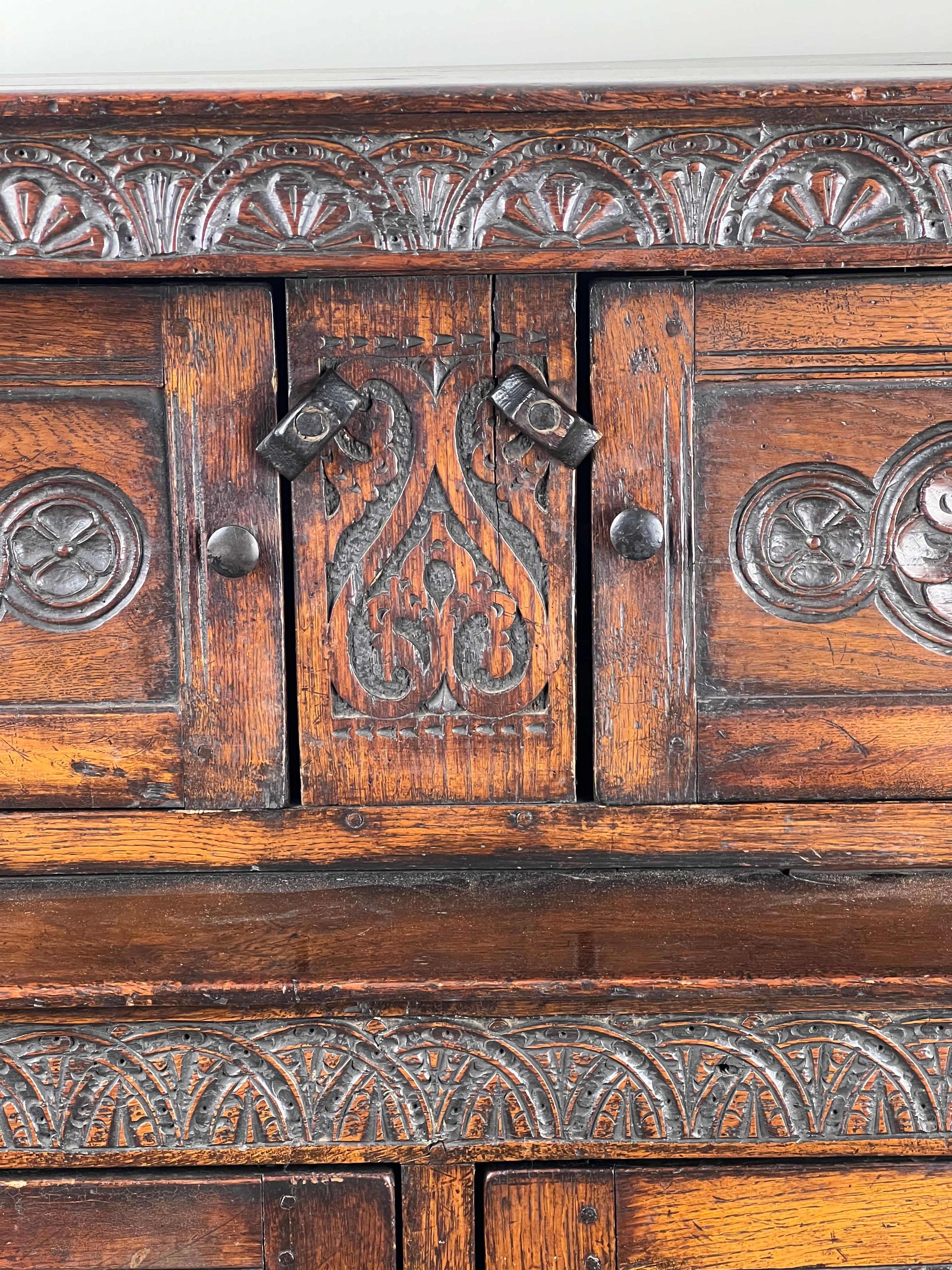 XVIIIe siècle et antérieur Ancienne armoire de cour en chêne Tudor élisabéthain c. Fin du 16e siècle en vente