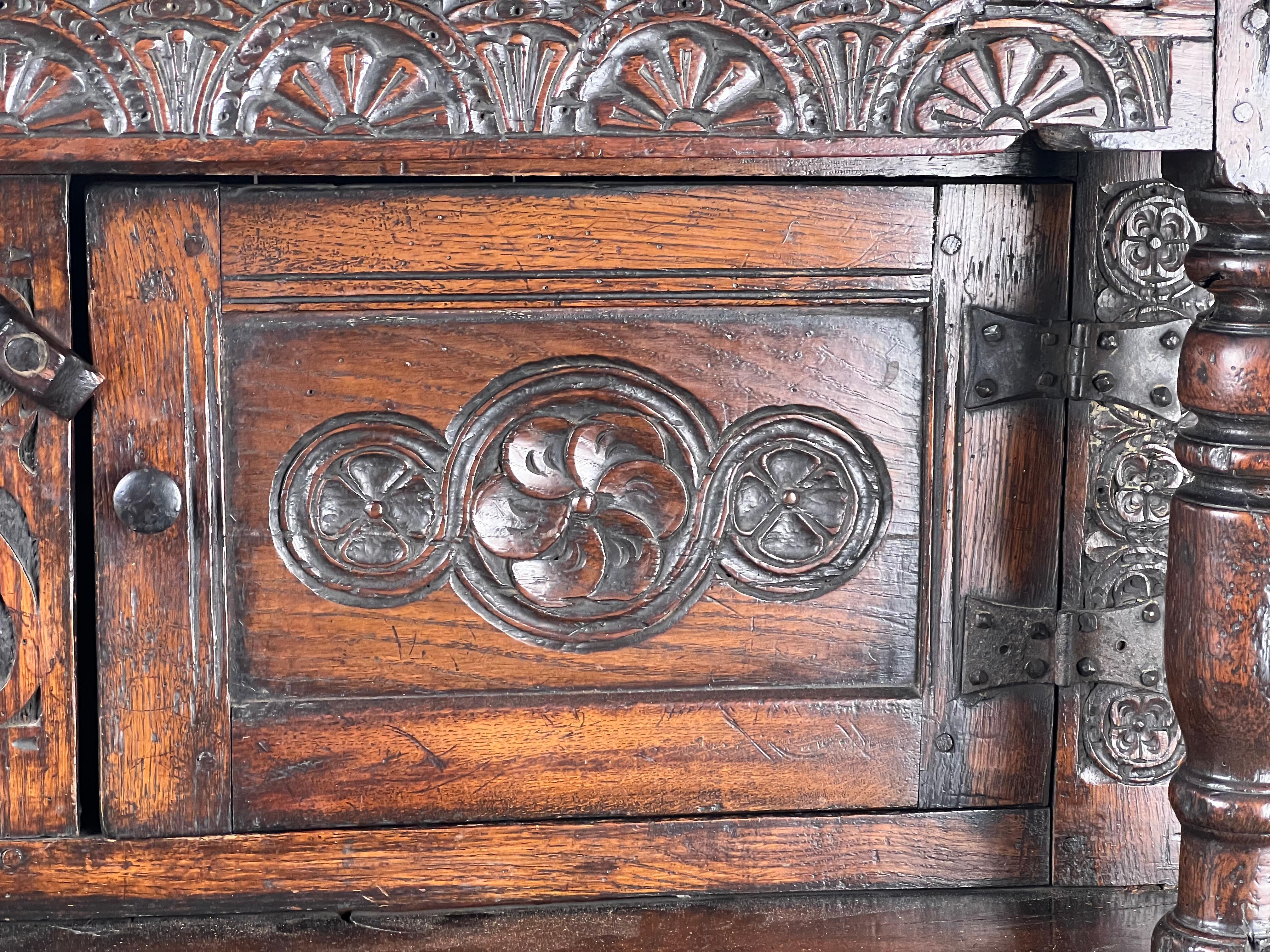 Chêne Ancienne armoire de cour en chêne Tudor élisabéthain c. Fin du 16e siècle en vente