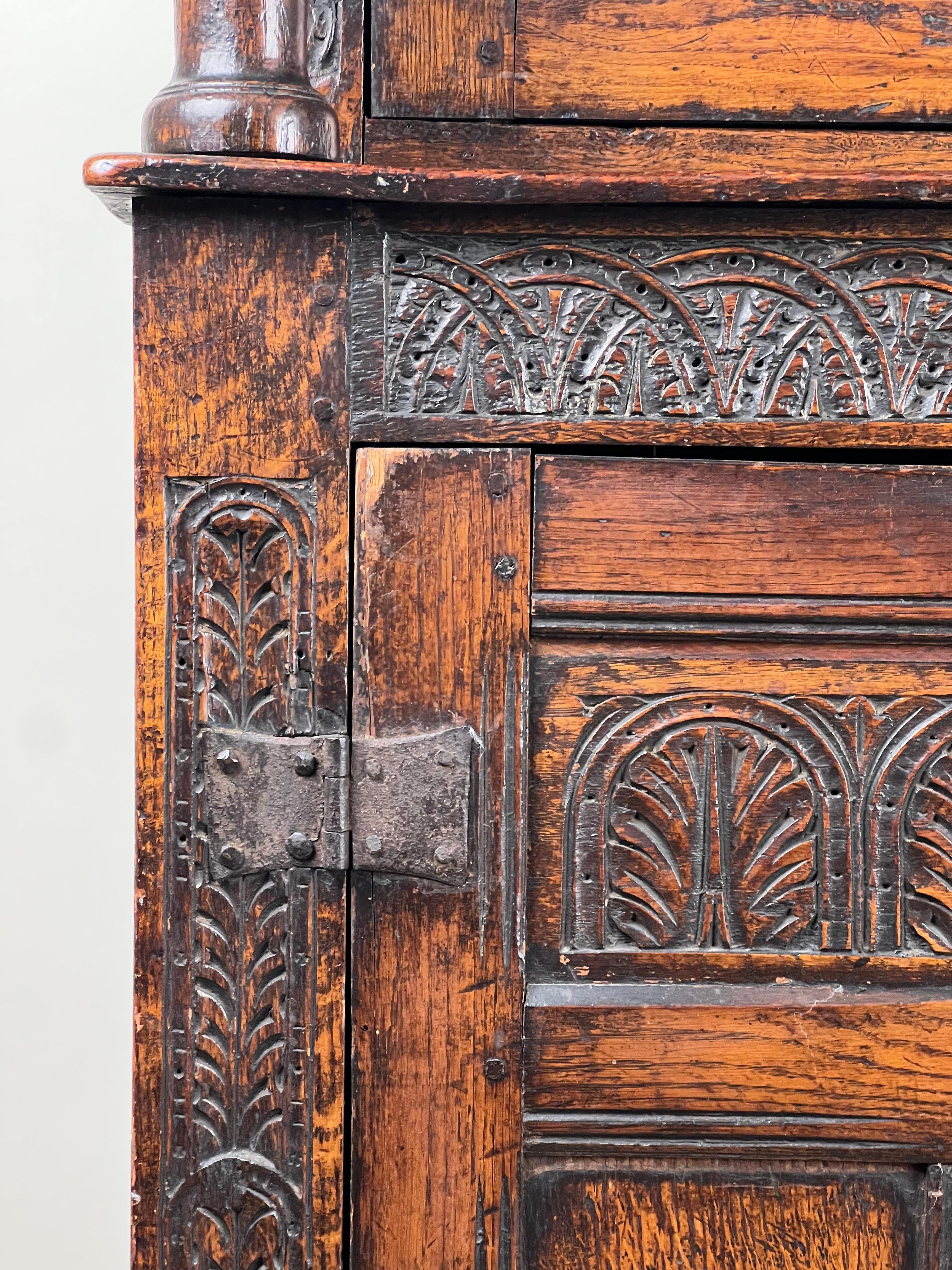 Ancienne armoire de cour en chêne Tudor élisabéthain c. Fin du 16e siècle en vente 1