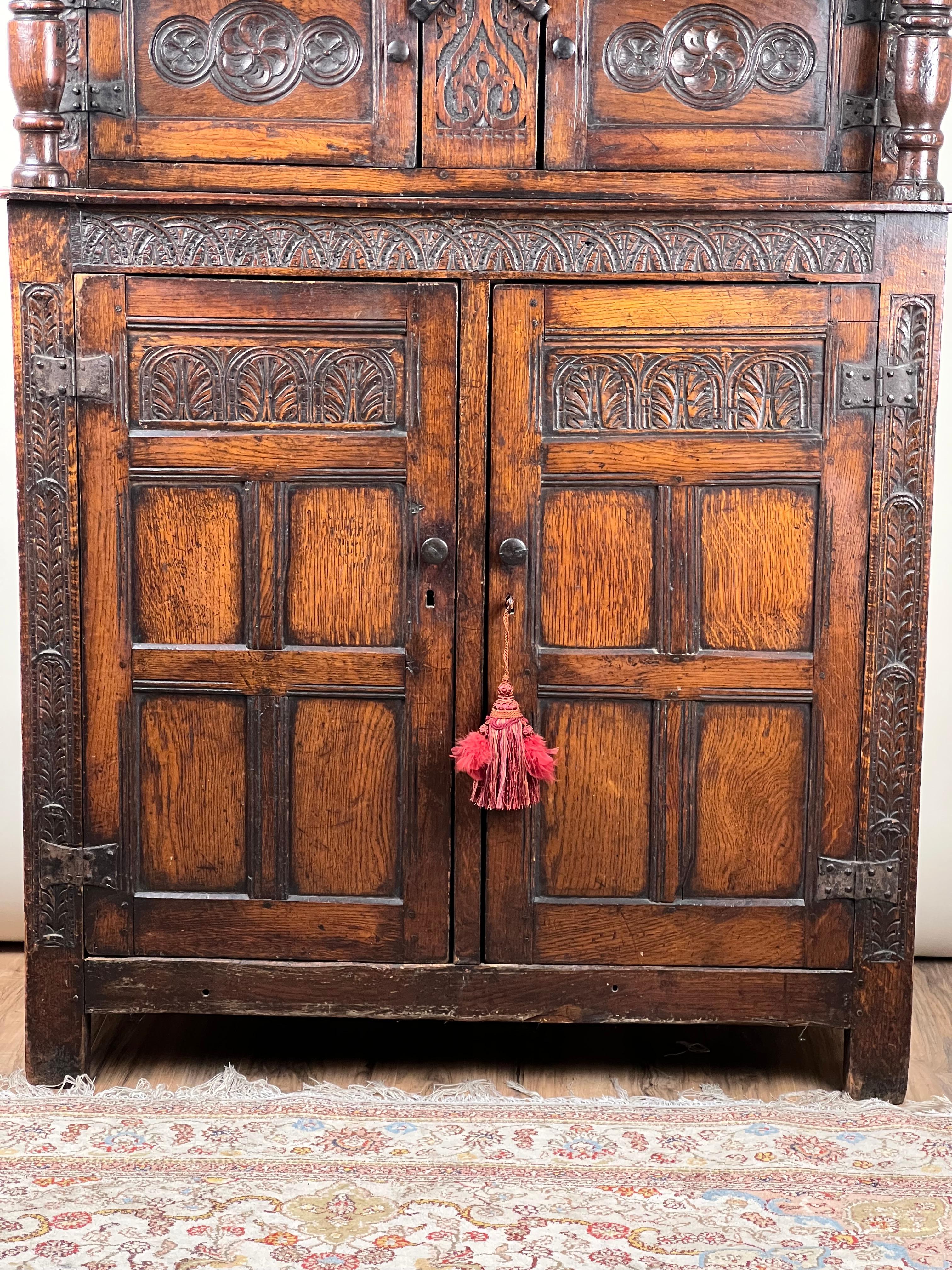 Ancienne armoire de cour en chêne Tudor élisabéthain c. Fin du 16e siècle en vente 2