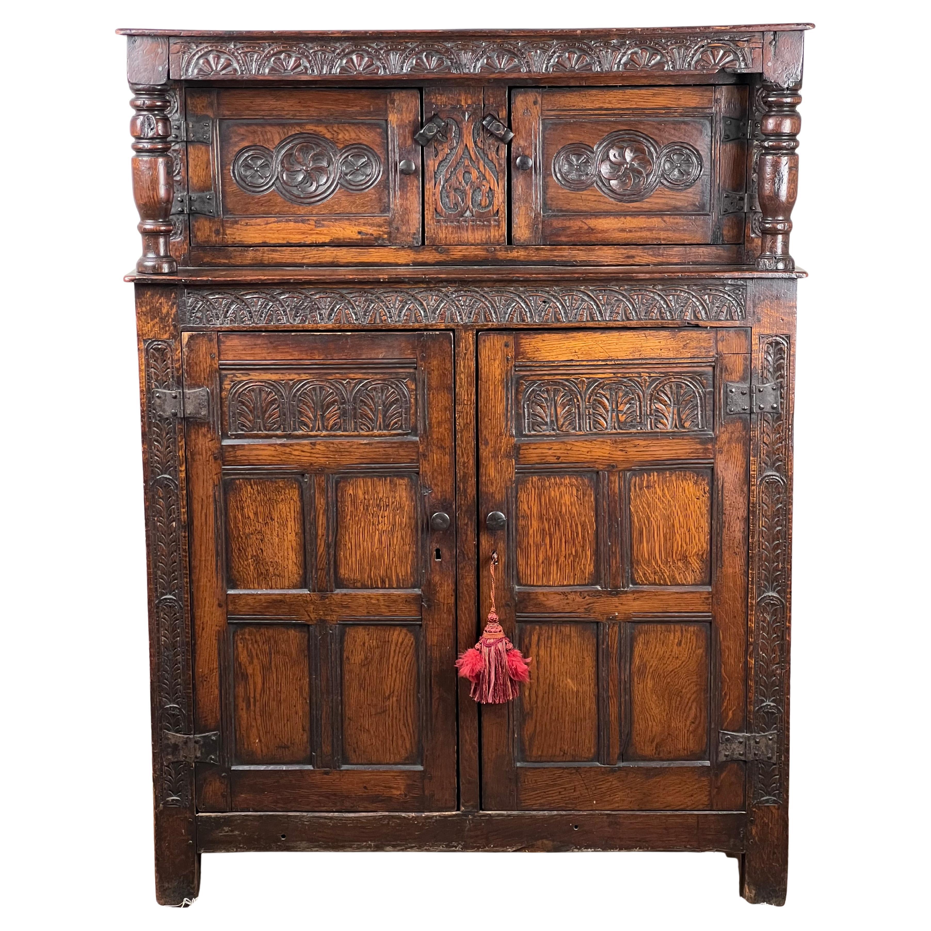 Ancienne armoire de cour en chêne Tudor élisabéthain c. Fin du 16e siècle
