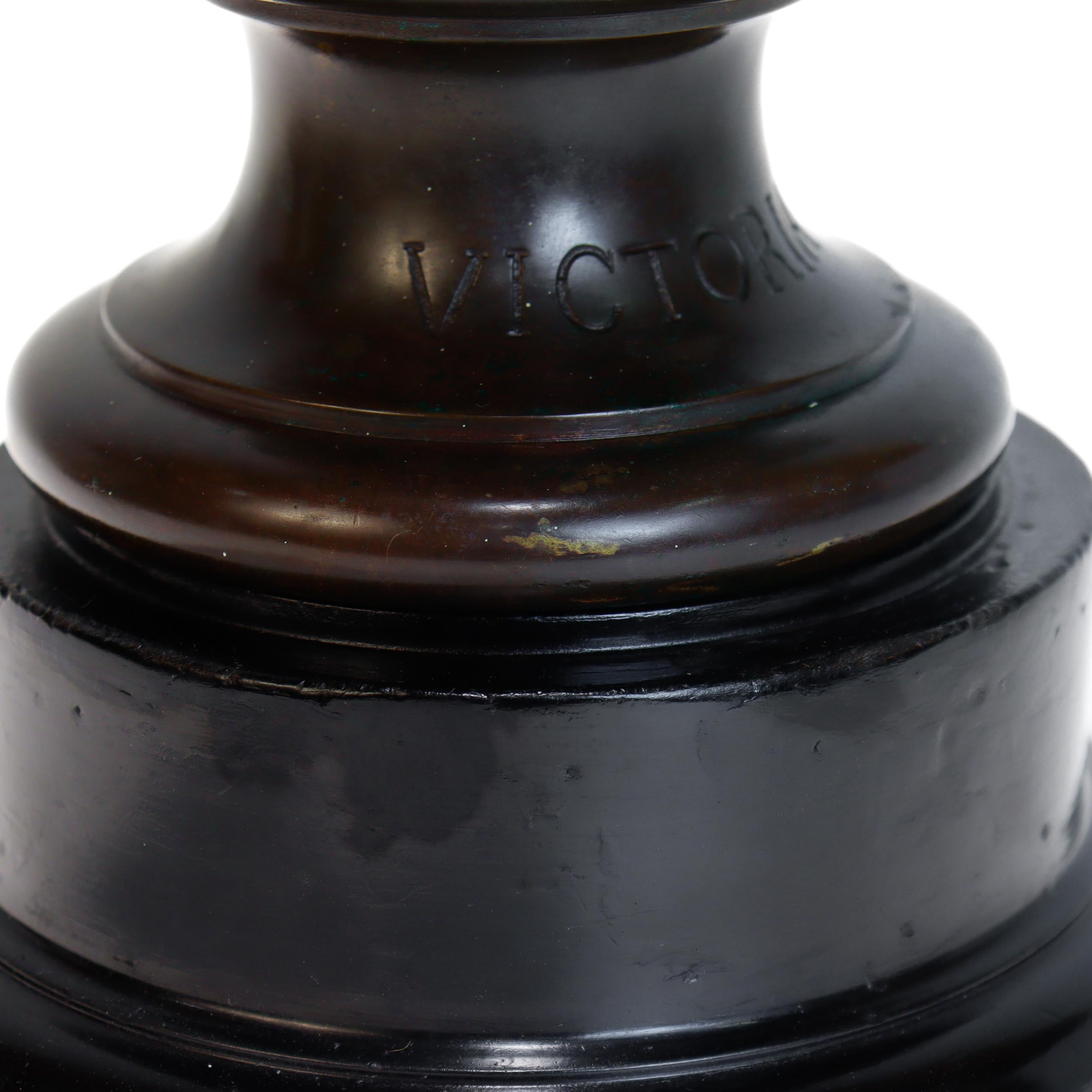 Antico Elkington & Co. Busto in bronzo della Regina Vittoria dopo Joseph Edgar Boehm in vendita 6