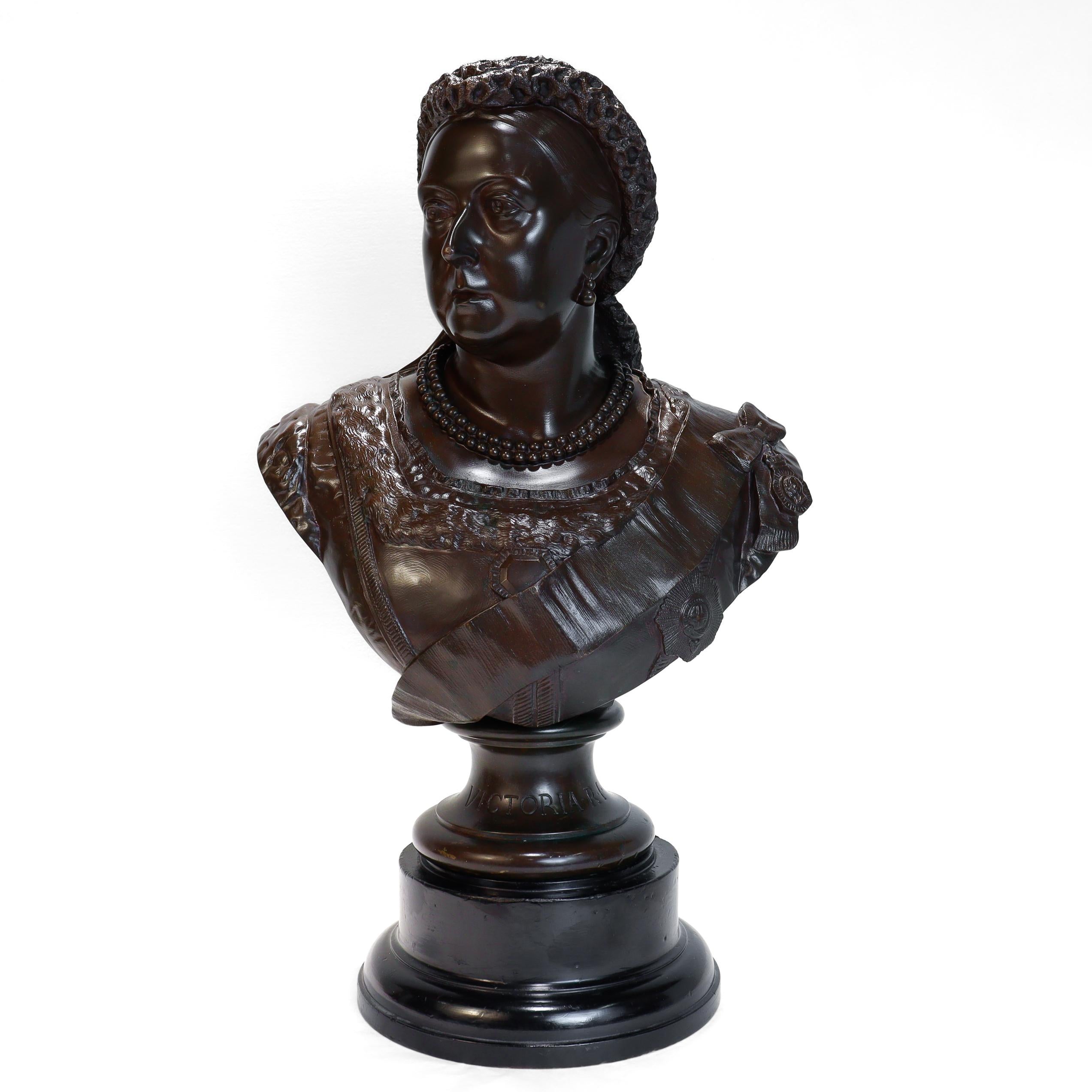 Un bel busto antico inglese in bronzo.

Raffigurazione della Regina Vittoria in profilo di tre quarti.

Dopo Sir Joseph Edgar Boehm.

Fuso dalla fonderia Elkington & Co.

Con firma fusa 