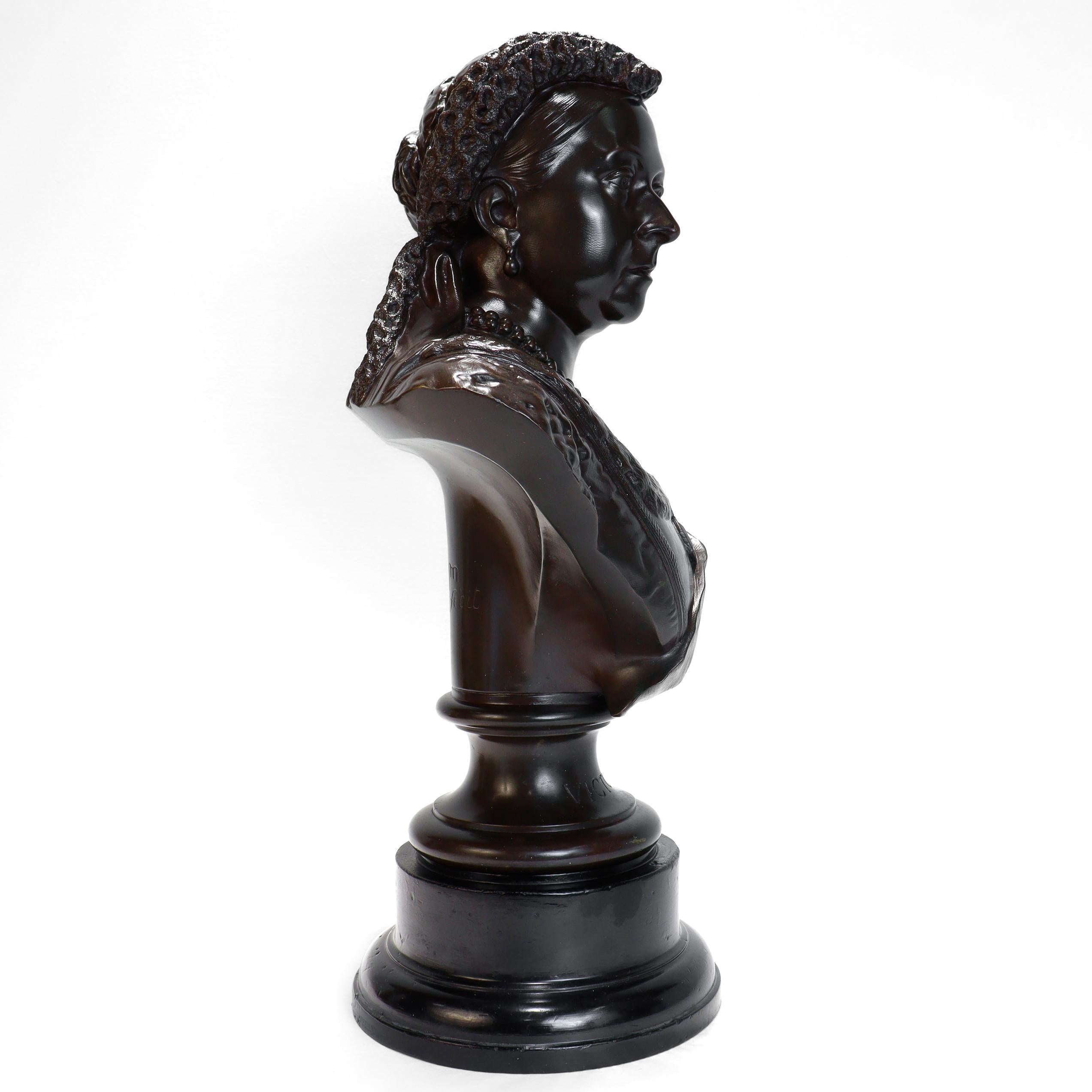 Bronzo Antico Elkington & Co. Busto in bronzo della Regina Vittoria dopo Joseph Edgar Boehm in vendita