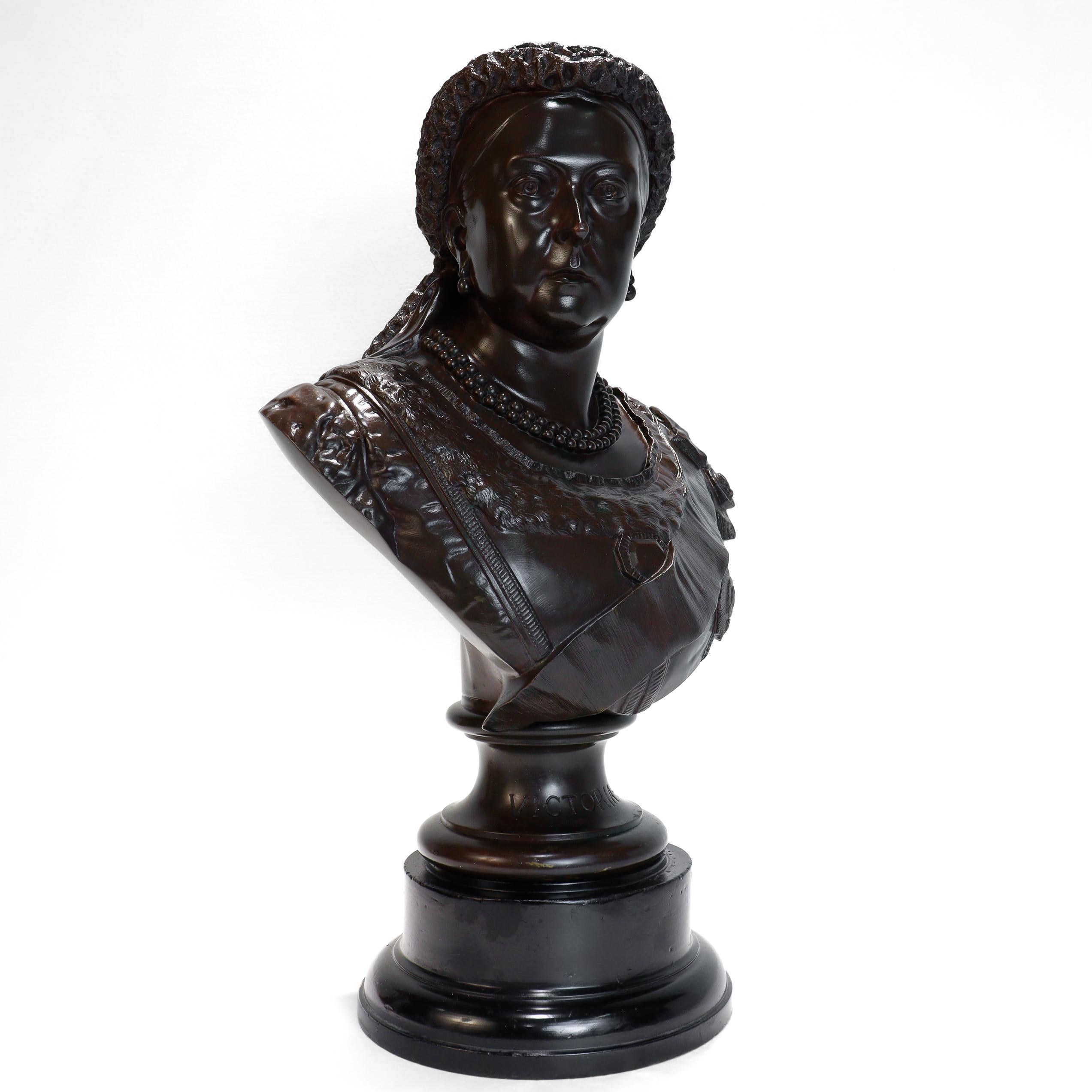 Antico Elkington & Co. Busto in bronzo della Regina Vittoria dopo Joseph Edgar Boehm in vendita 1