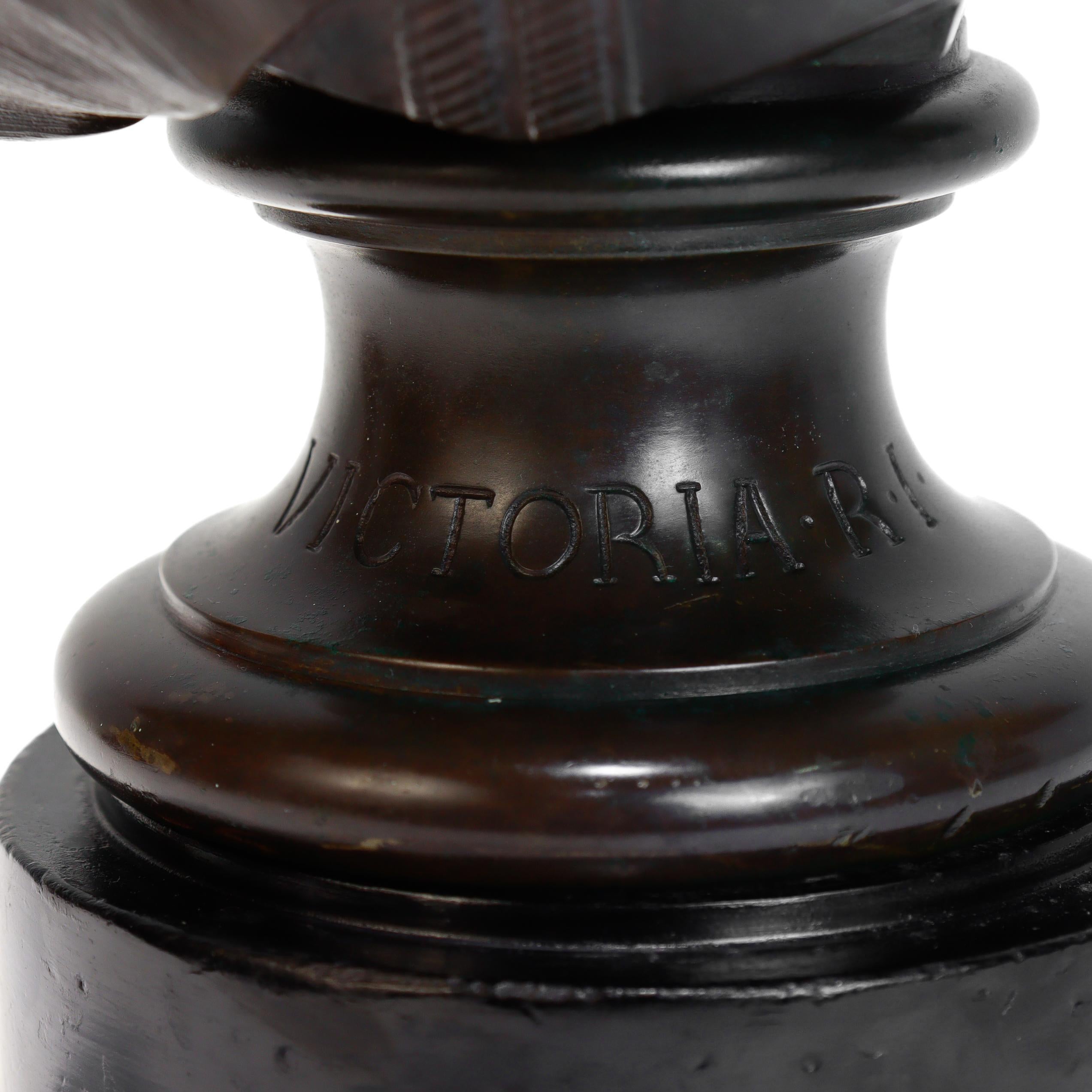 Antico Elkington & Co. Busto in bronzo della Regina Vittoria dopo Joseph Edgar Boehm in vendita 2