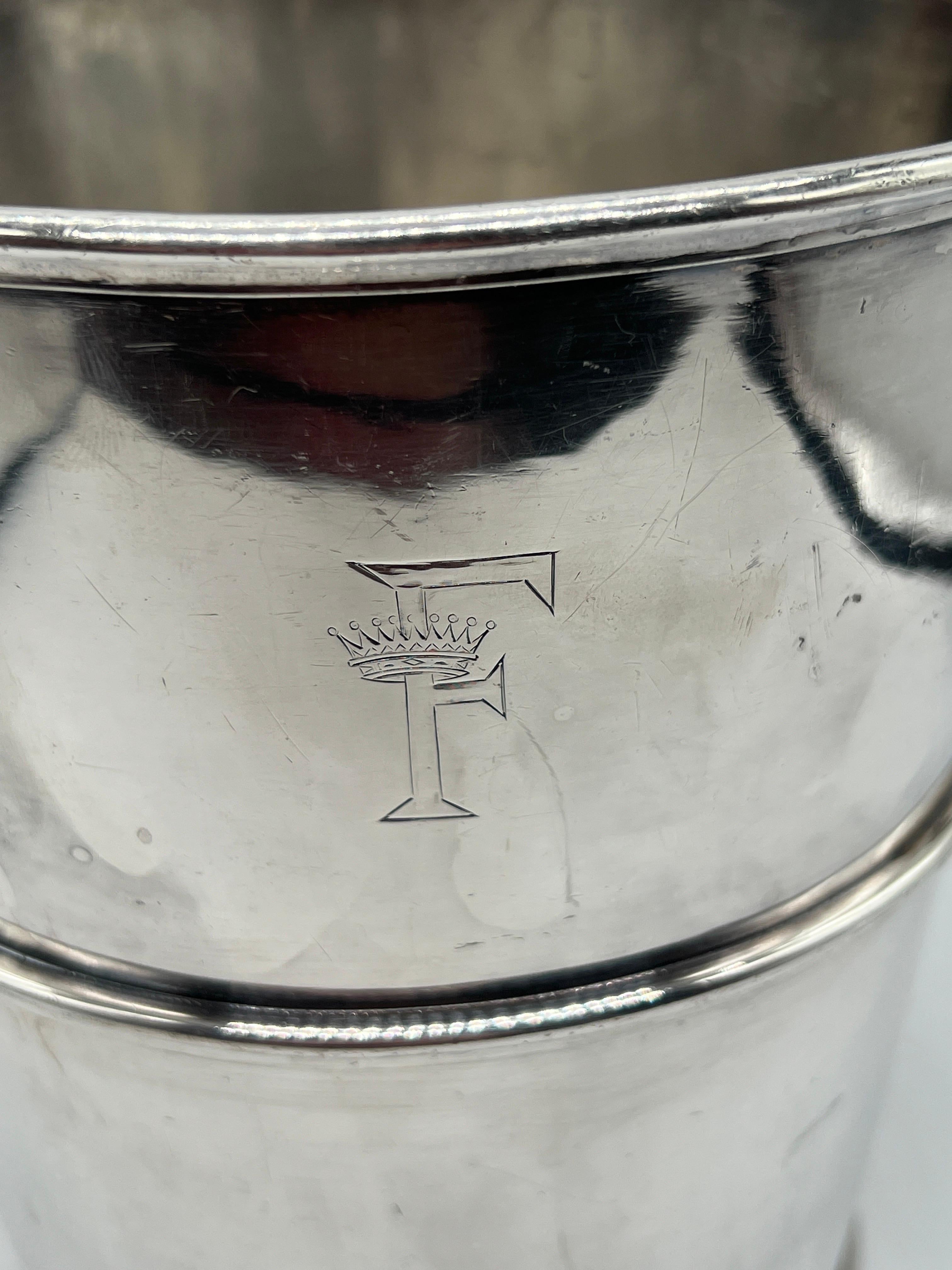 Elkington & Co., (English, founded 1815), circa 1886.

An antique silverplated ice, wine or champagne bucket with accent header and mid lines, an 