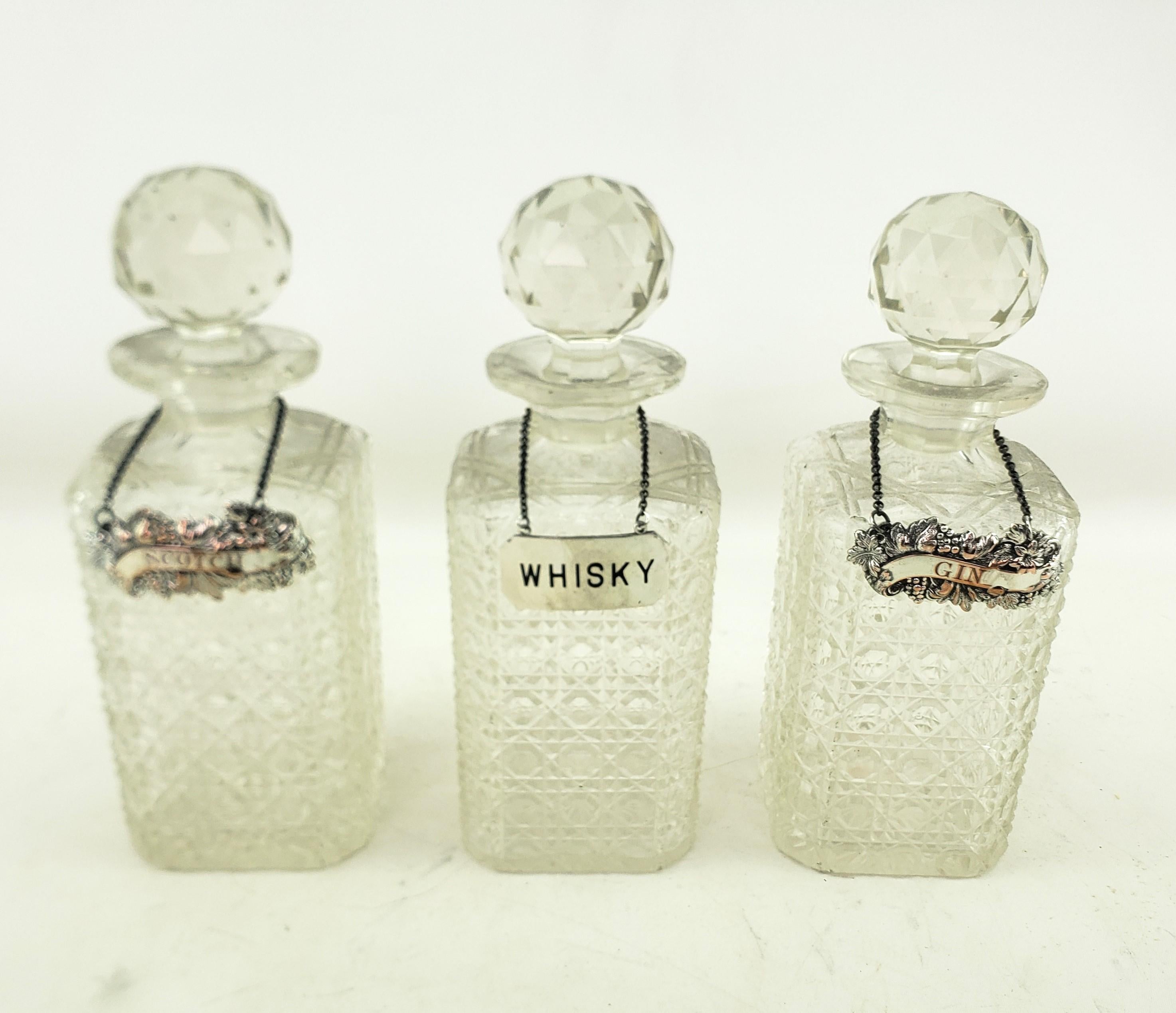 20ième siècle Tantale Elkington ancien en métal argenté avec 3 carats de carafes à liqueur en cristal taillé en vente