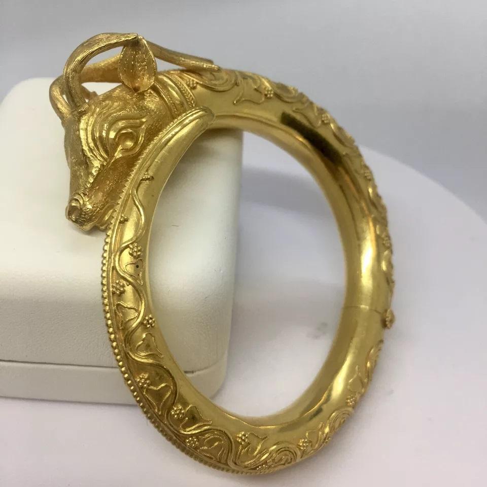Antique Elk's Head Bypass Spring loaded Cuff Bracelet 22K Gold 71.5 Gram In Excellent Condition For Sale In Los Angeles, CA
