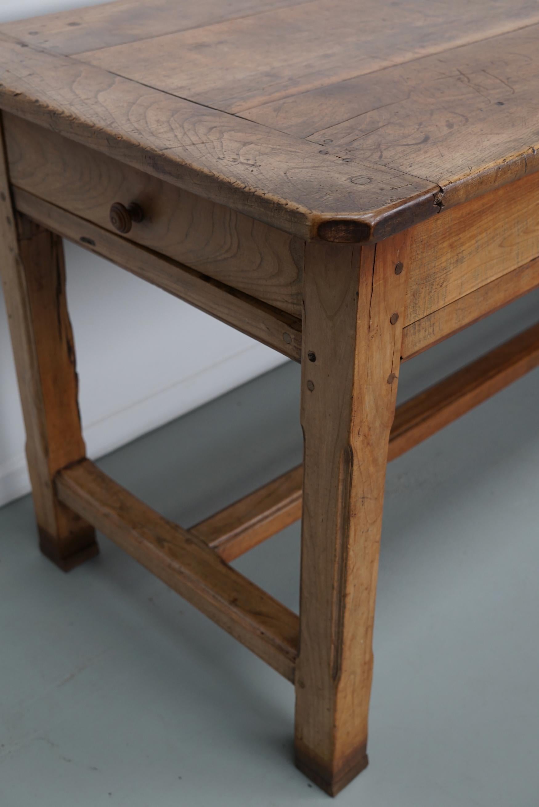 Ancienne table à manger de ferme rustique française du 19ème siècle en orme en vente 4