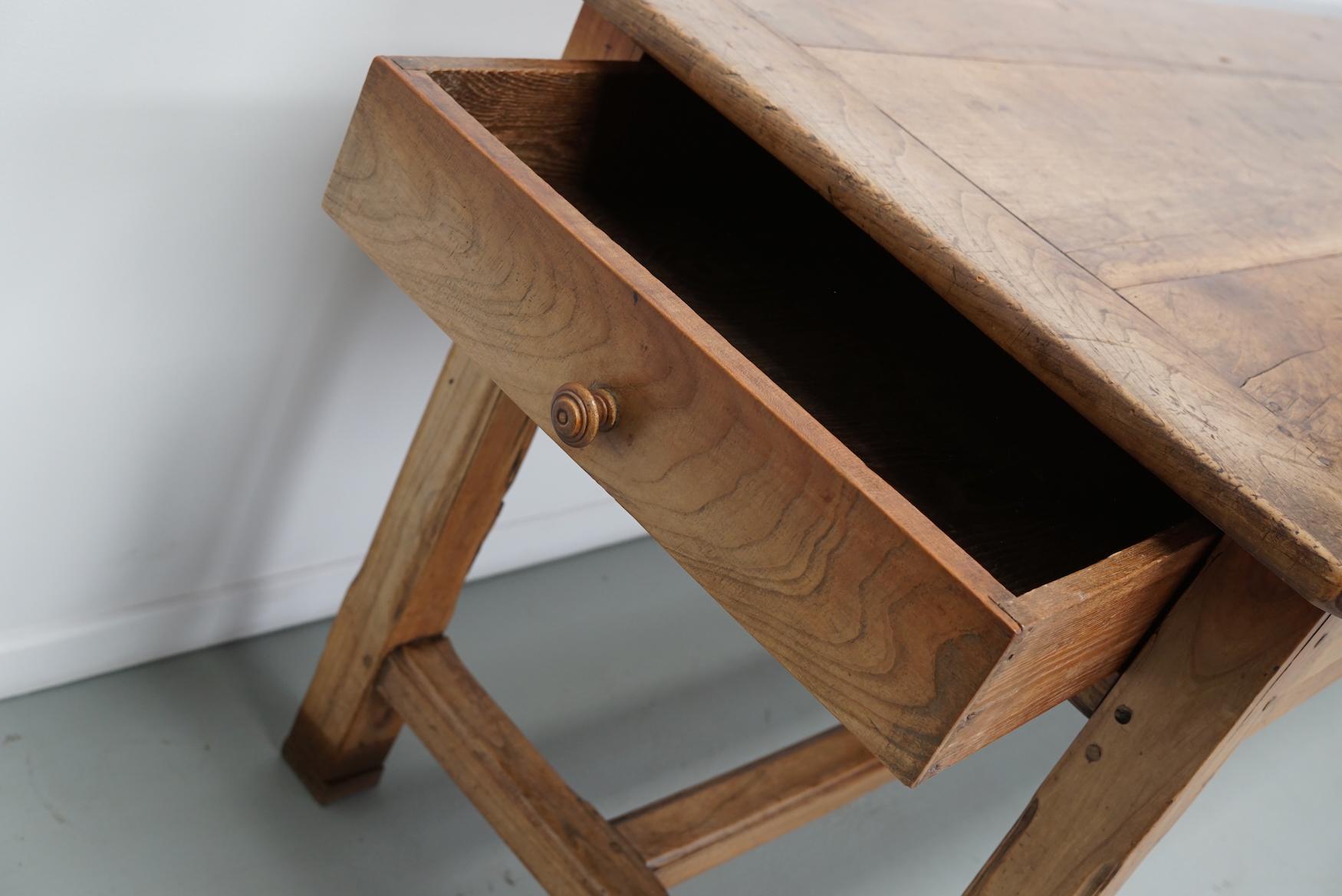Ancienne table à manger de ferme rustique française du 19ème siècle en orme en vente 5