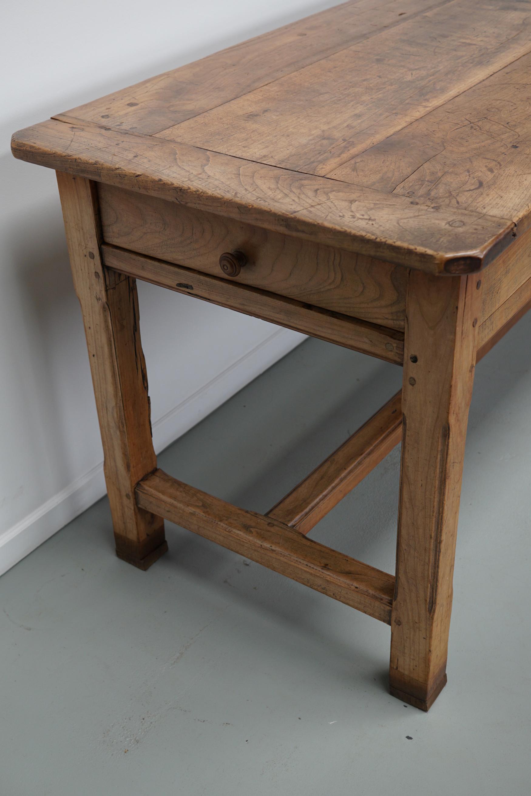Ancienne table à manger de ferme rustique française du 19ème siècle en orme en vente 6
