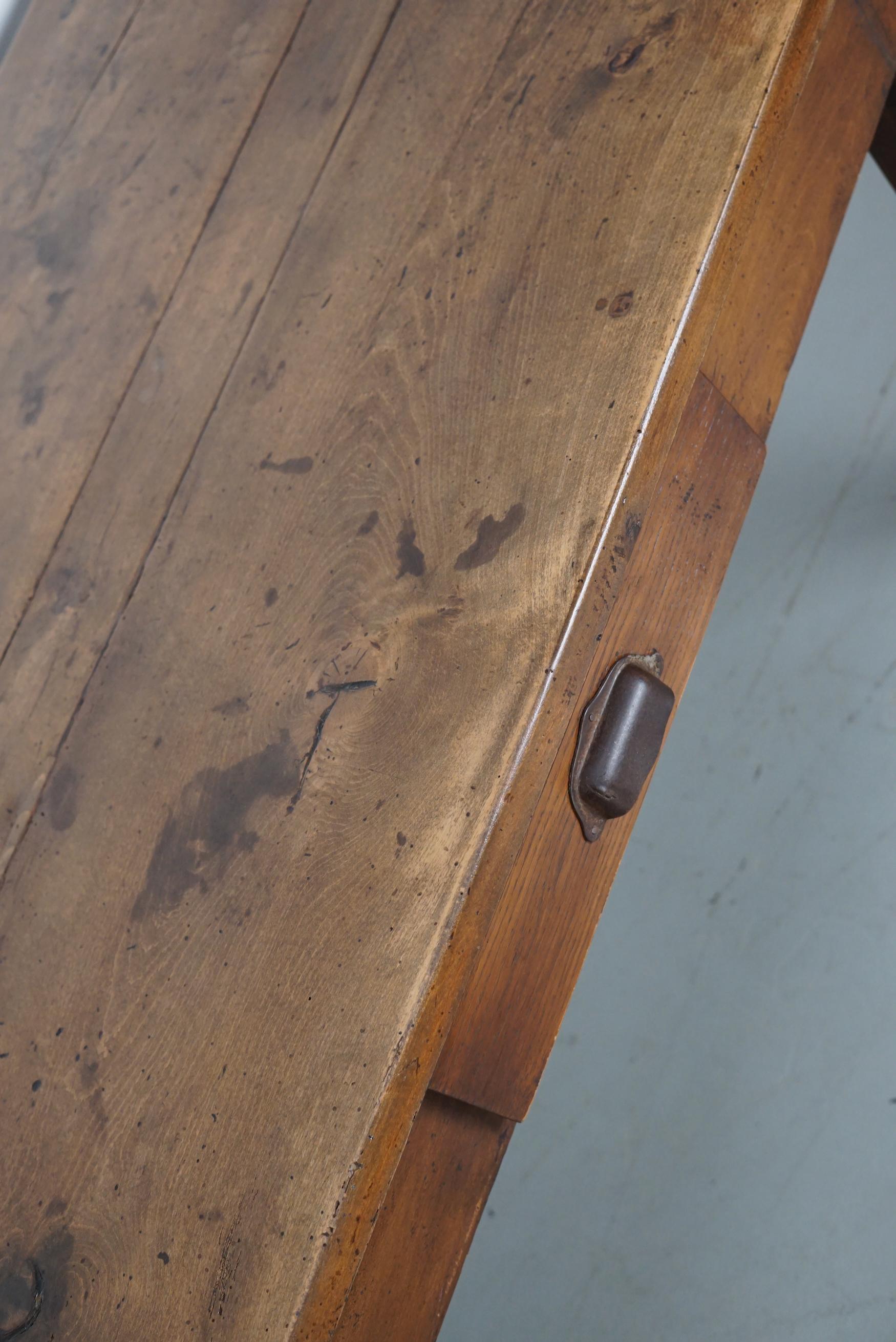 Ancienne table à manger de ferme rustique française du 19ème siècle en orme en vente 6