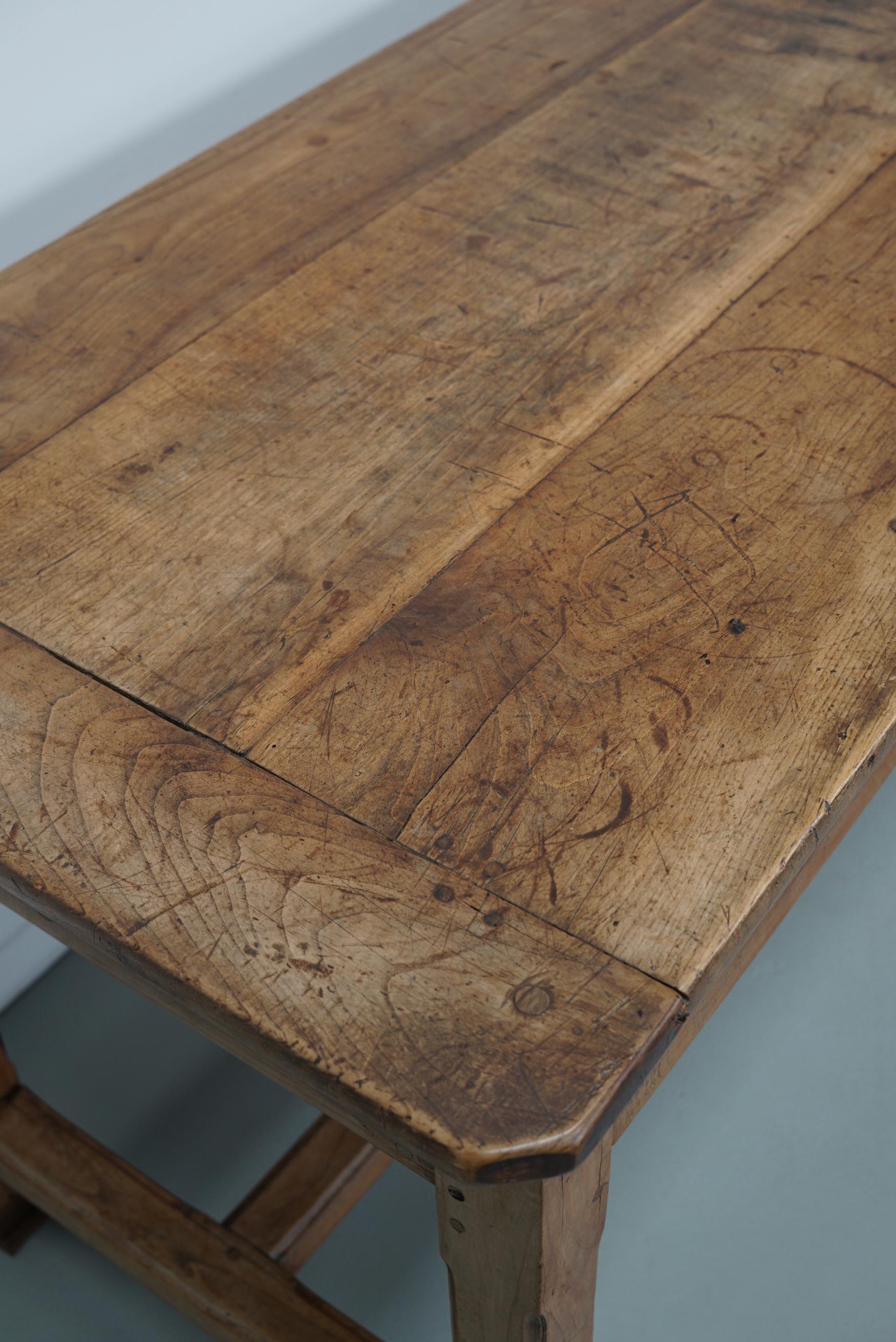 Ancienne table à manger de ferme rustique française du 19ème siècle en orme en vente 7