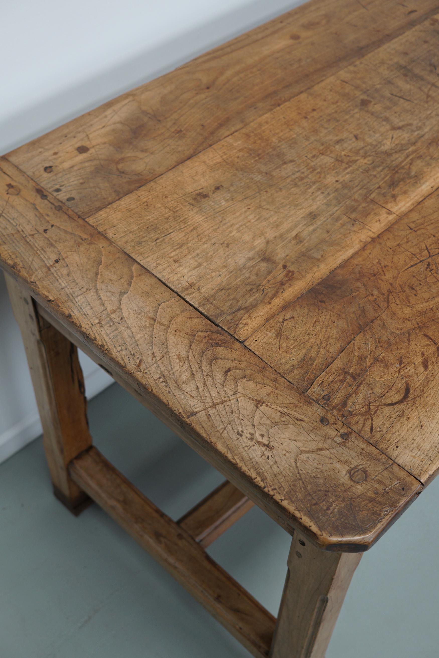Ancienne table à manger de ferme rustique française du 19ème siècle en orme en vente 8