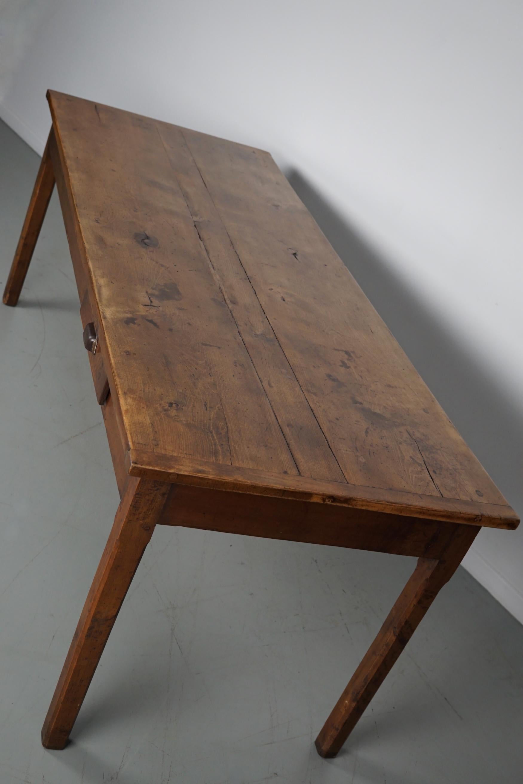 Ancienne table à manger de ferme rustique française du 19ème siècle en orme en vente 8