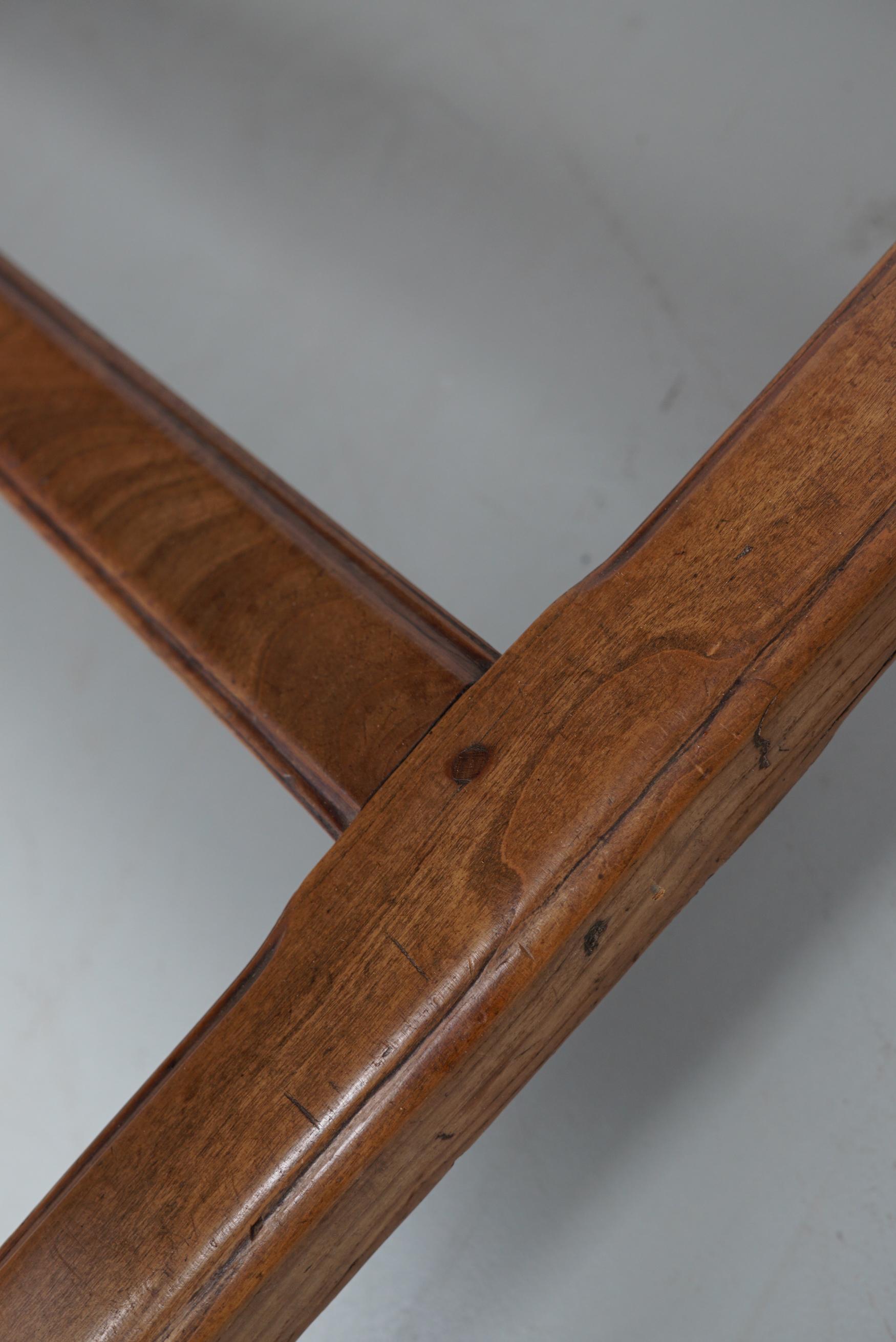 Ancienne table à manger de ferme rustique française du 19ème siècle en orme en vente 9