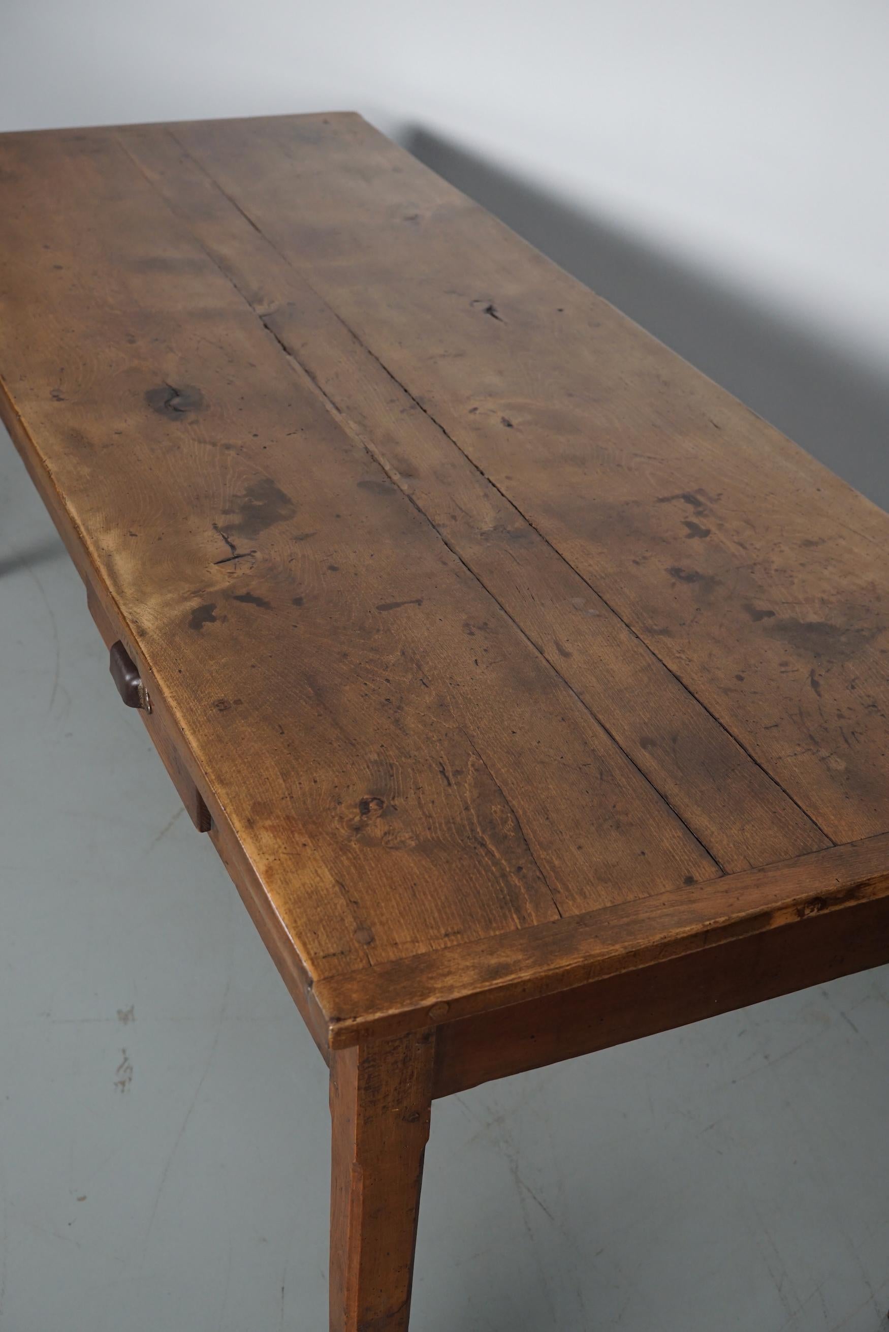 Ancienne table à manger de ferme rustique française du 19ème siècle en orme en vente 9