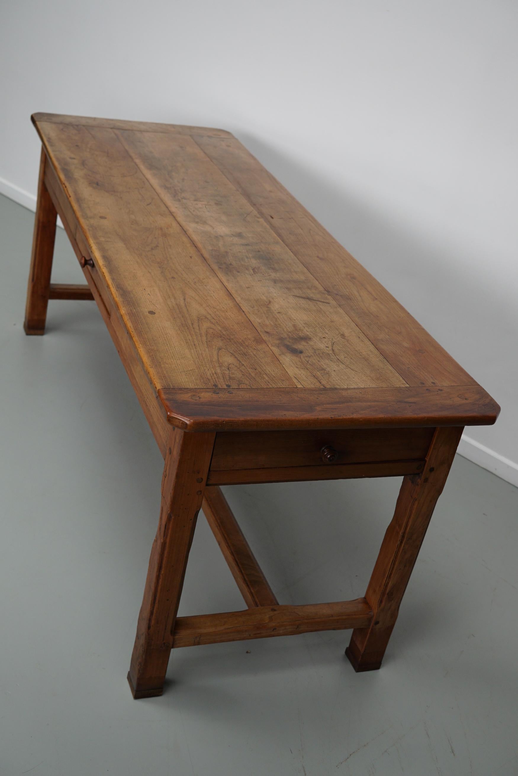 Ancienne table à manger de ferme rustique française du 19ème siècle en orme en vente 10