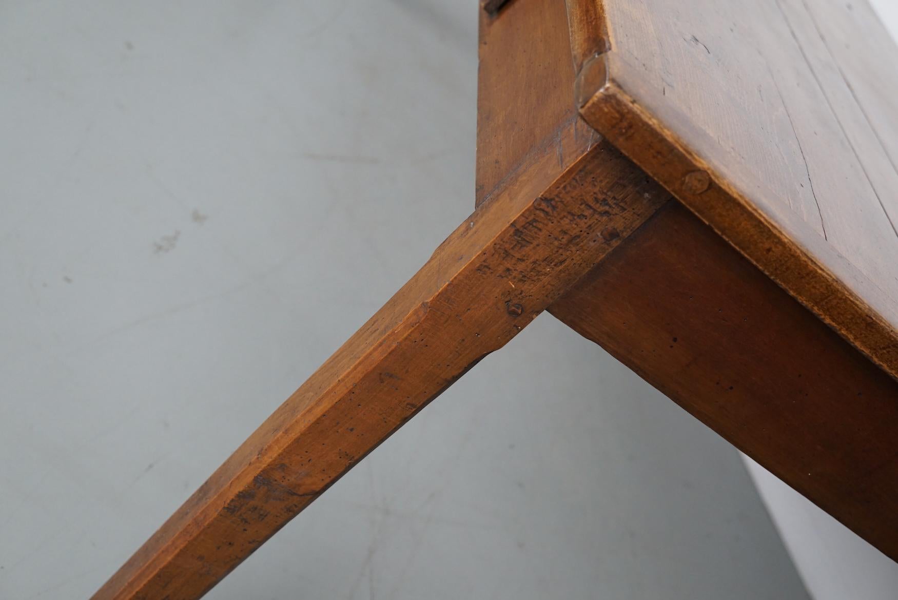 Ancienne table à manger de ferme rustique française du 19ème siècle en orme en vente 10
