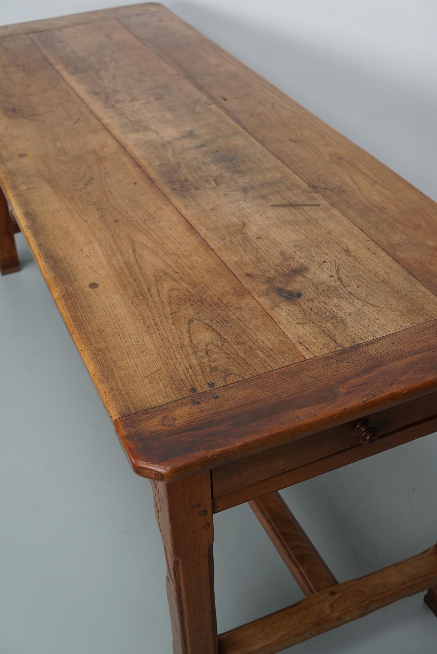 Ancienne table à manger de ferme rustique française du 19ème siècle en orme en vente 11