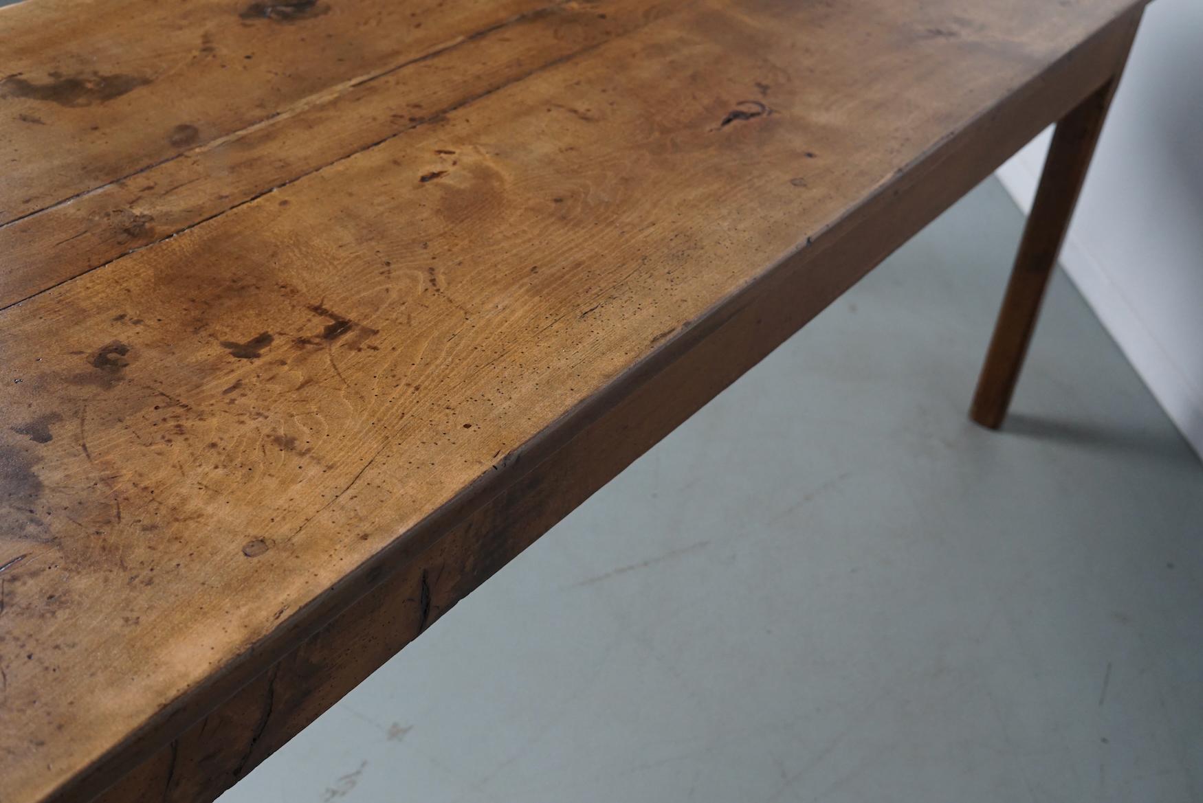Ancienne table à manger de ferme rustique française du 19ème siècle en orme en vente 11