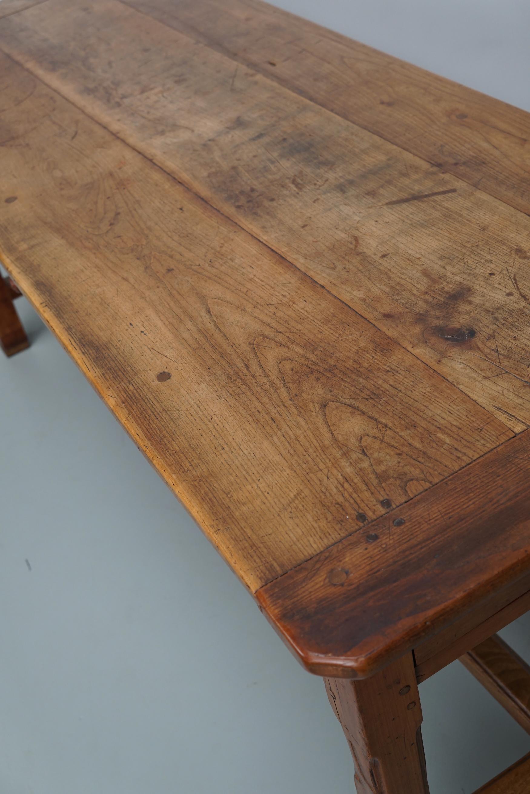 Ancienne table à manger de ferme rustique française du 19ème siècle en orme en vente 12