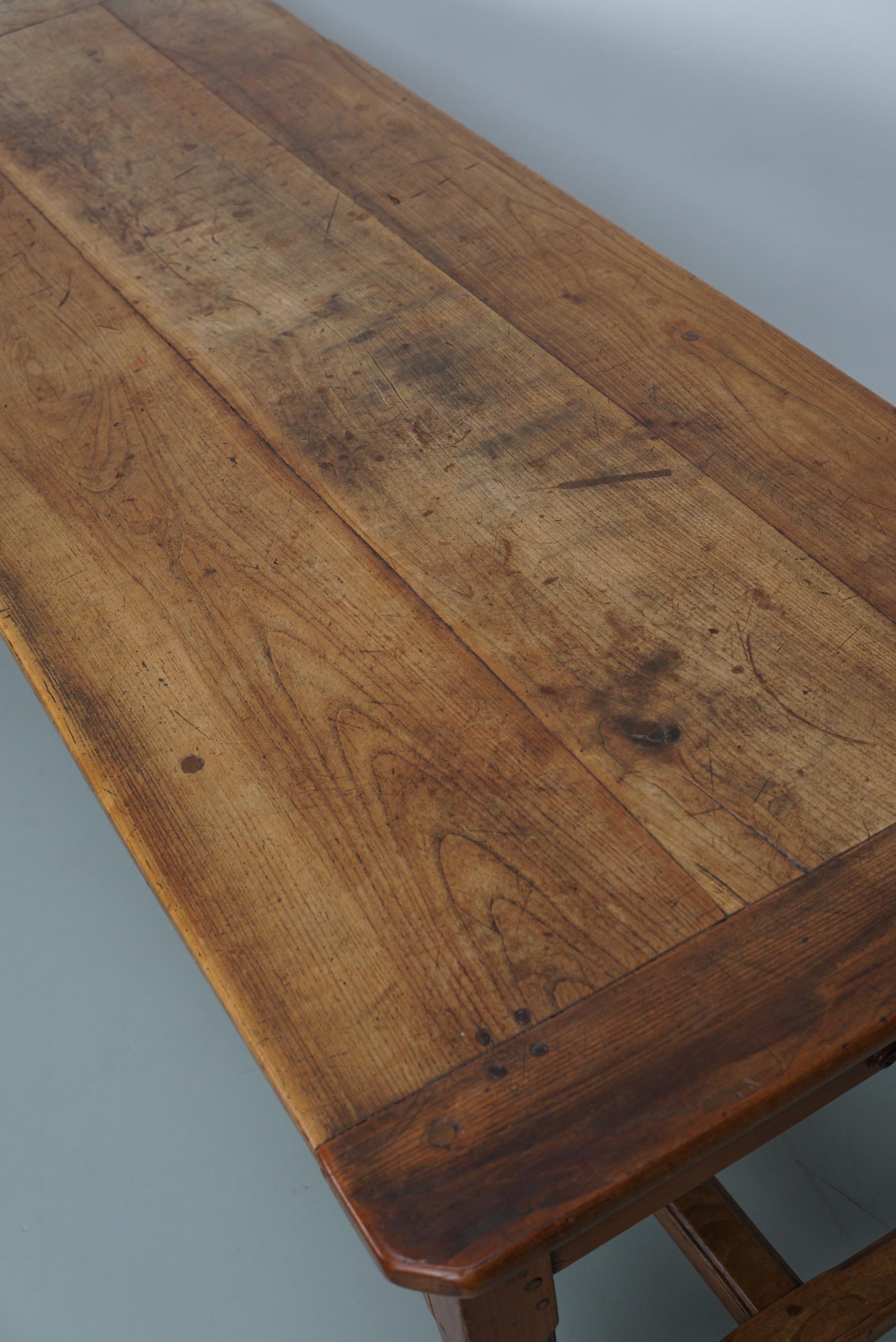 Ancienne table à manger de ferme rustique française du 19ème siècle en orme en vente 13