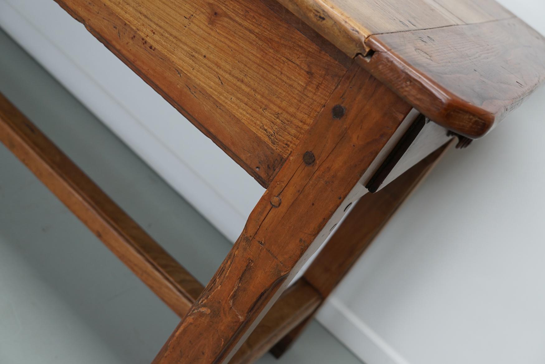 Cette élégante table a été fabriquée dans le sud de la France au milieu du XIXe siècle. La table a été fabriquée en orme massif avec de magnifiques veinures. La couleur est très chaude et la table présente de nombreuses marques d'utilisation,