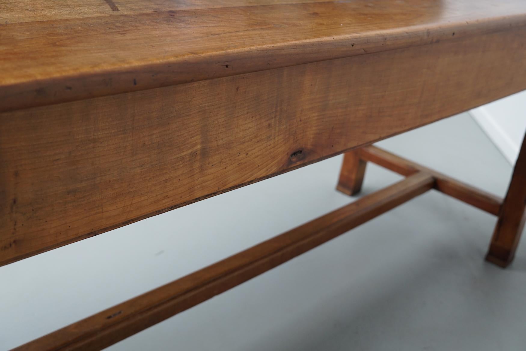 Ancienne table à manger de ferme rustique française du 19ème siècle en orme en vente 14