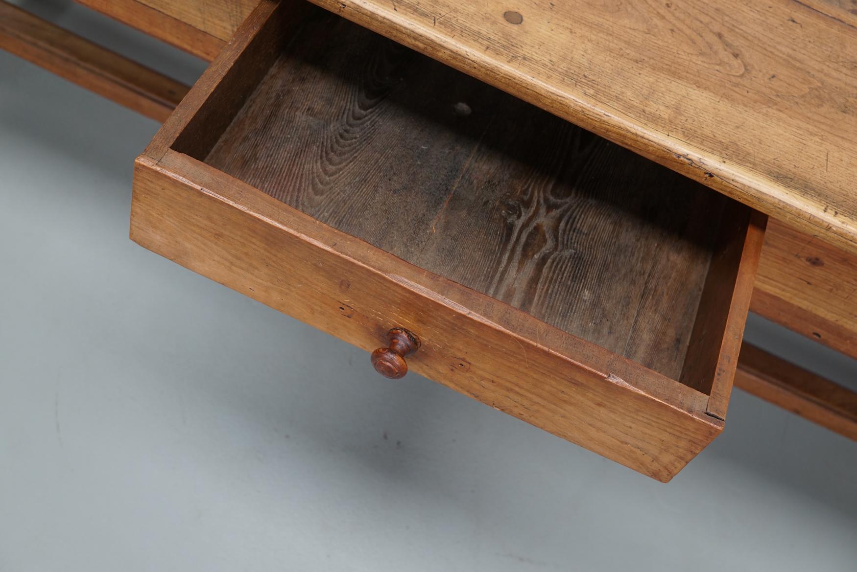 Français Ancienne table à manger de ferme rustique française du 19ème siècle en orme en vente