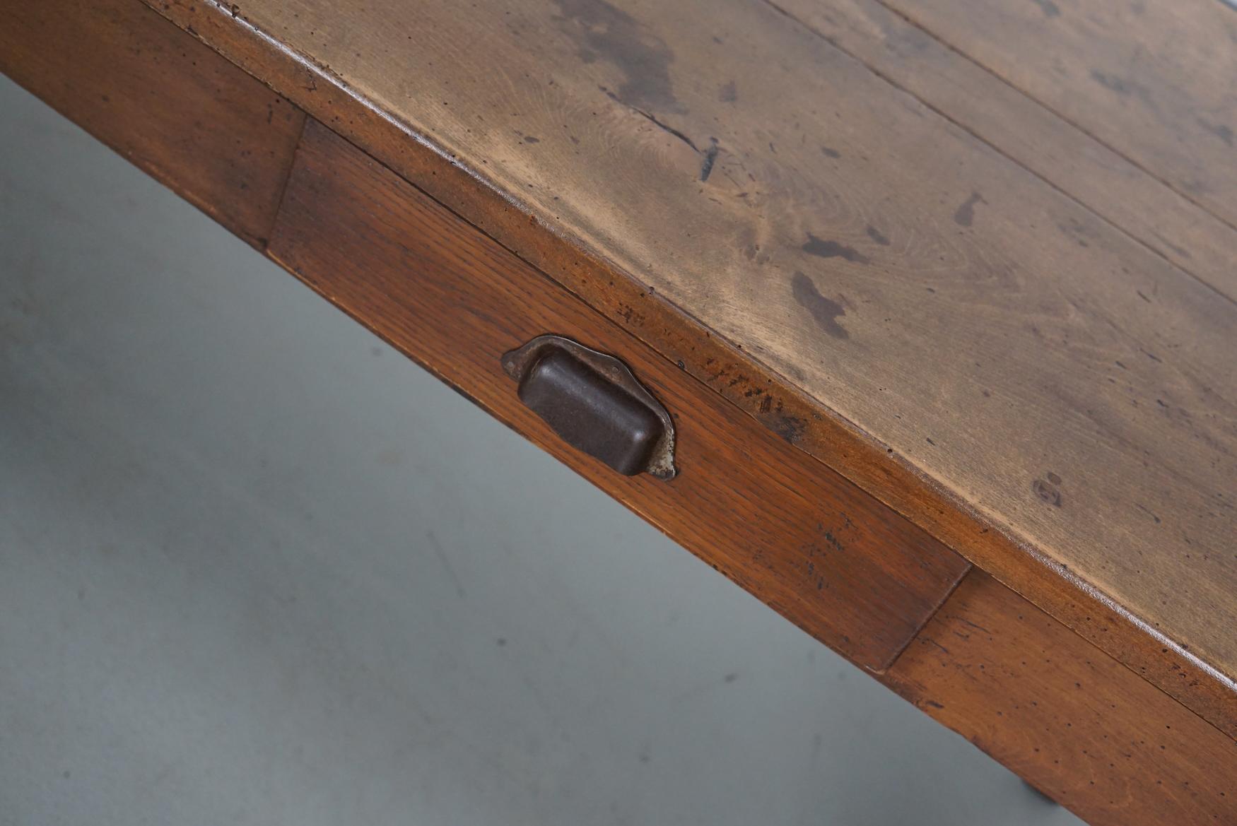 Français Ancienne table à manger de ferme rustique française du 19ème siècle en orme en vente