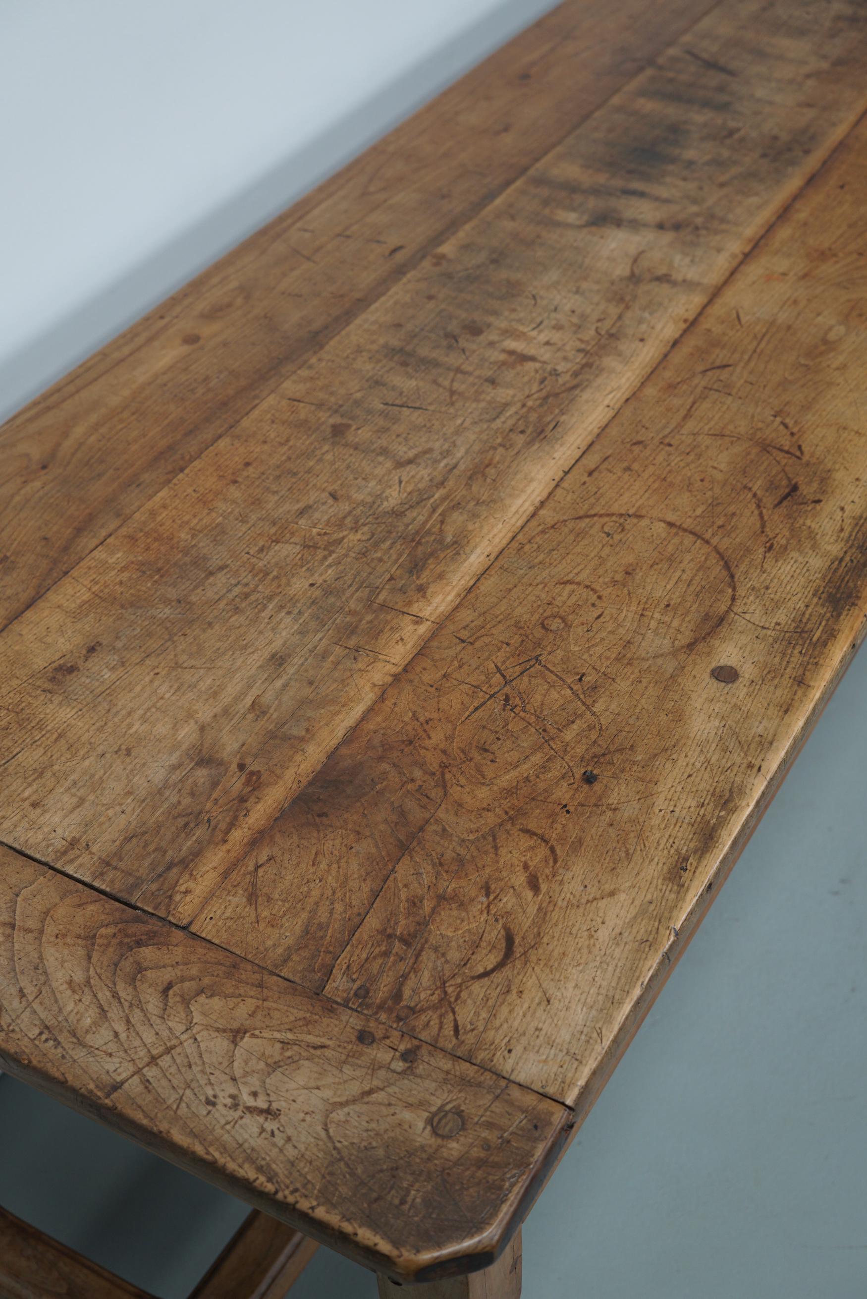 Ancienne table à manger de ferme rustique française du 19ème siècle en orme Bon état - En vente à Nijmegen, NL