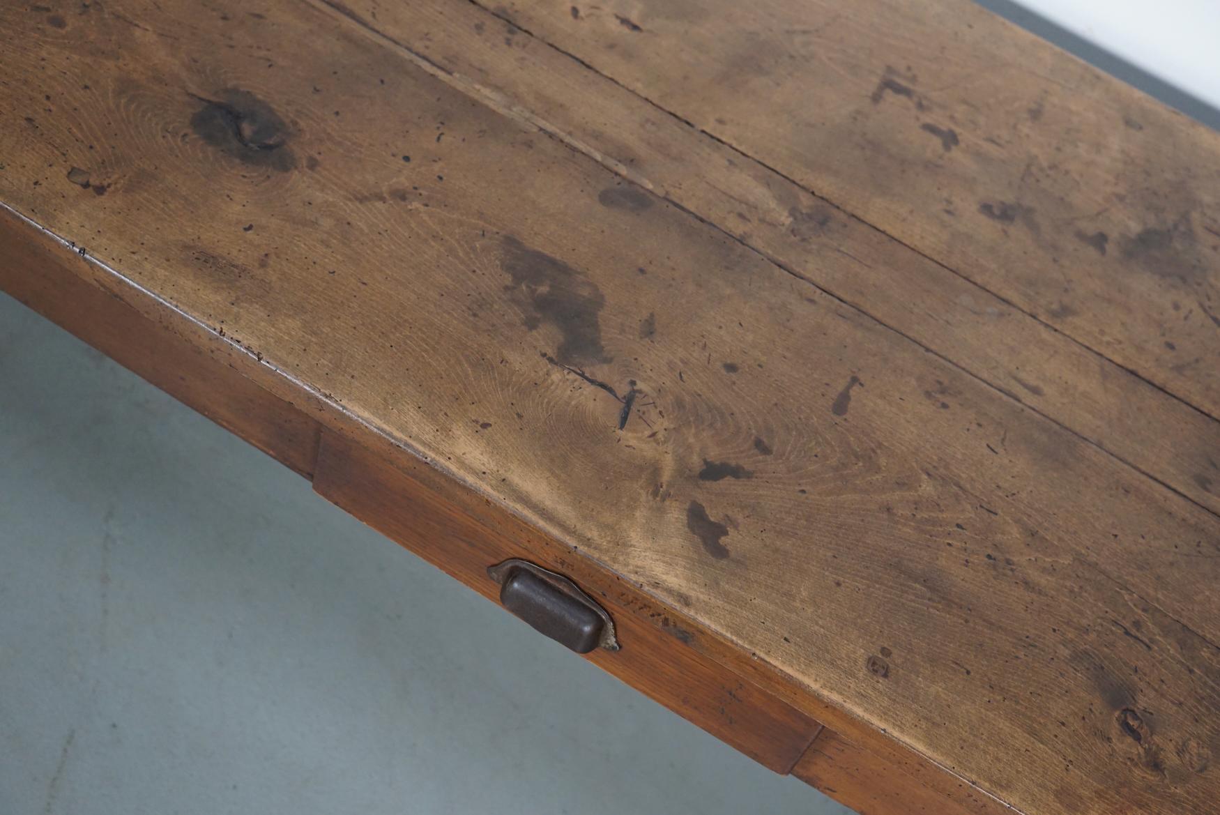 Ancienne table à manger de ferme rustique française du 19ème siècle en orme Bon état - En vente à Nijmegen, NL